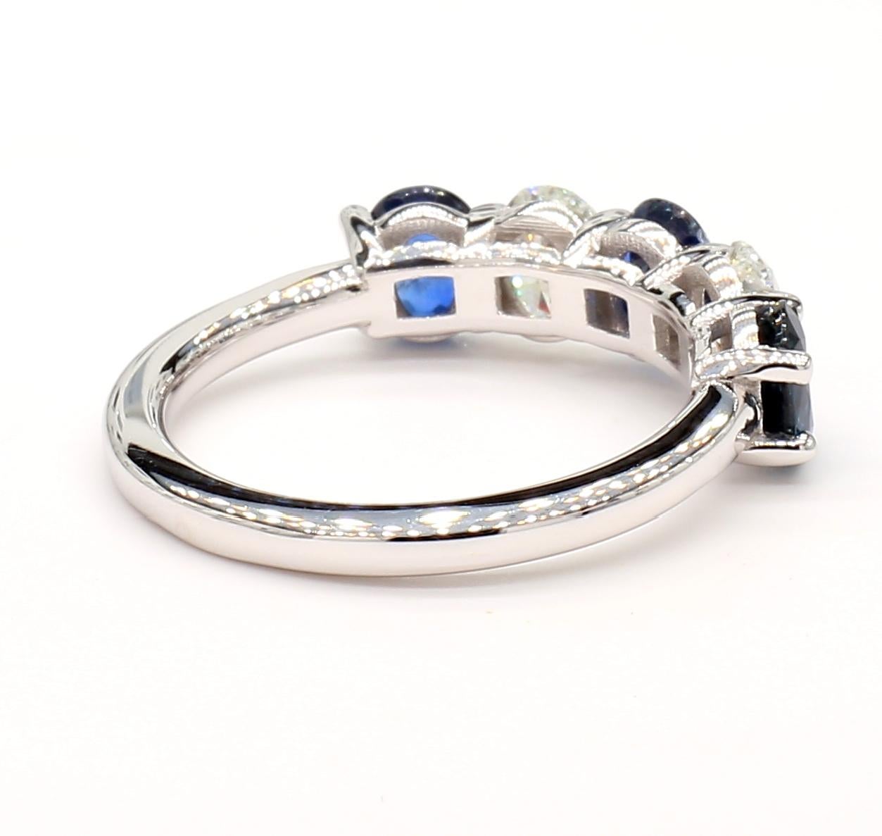 Anello Eternità ovale con zaffiro blu e diamante da 1,99 carati in oro bianco 18 carati in vendita 1