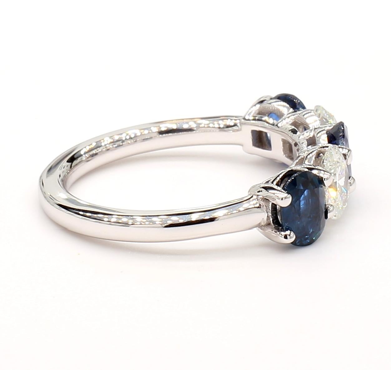 Anello Eternità ovale con zaffiro blu e diamante da 1,99 carati in oro bianco 18 carati in vendita 2
