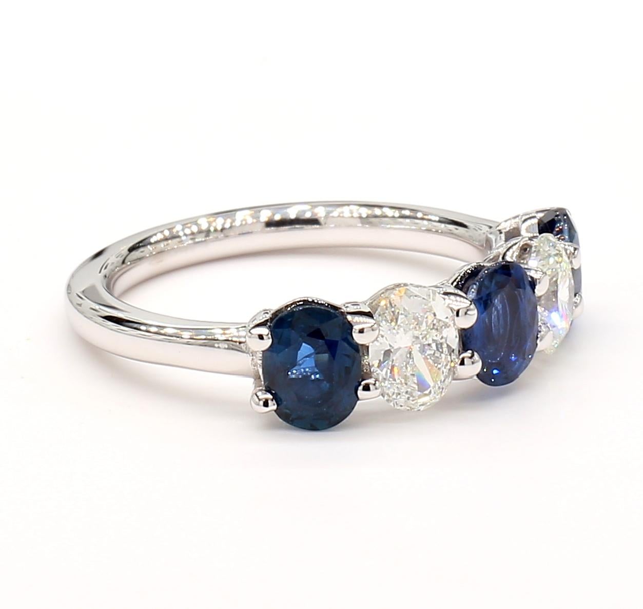 Anello Eternità ovale con zaffiro blu e diamante da 1,99 carati in oro bianco 18 carati in vendita 3