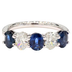 Anello Eternità ovale con zaffiro blu e diamante da 1,99 carati in oro bianco 18 carati