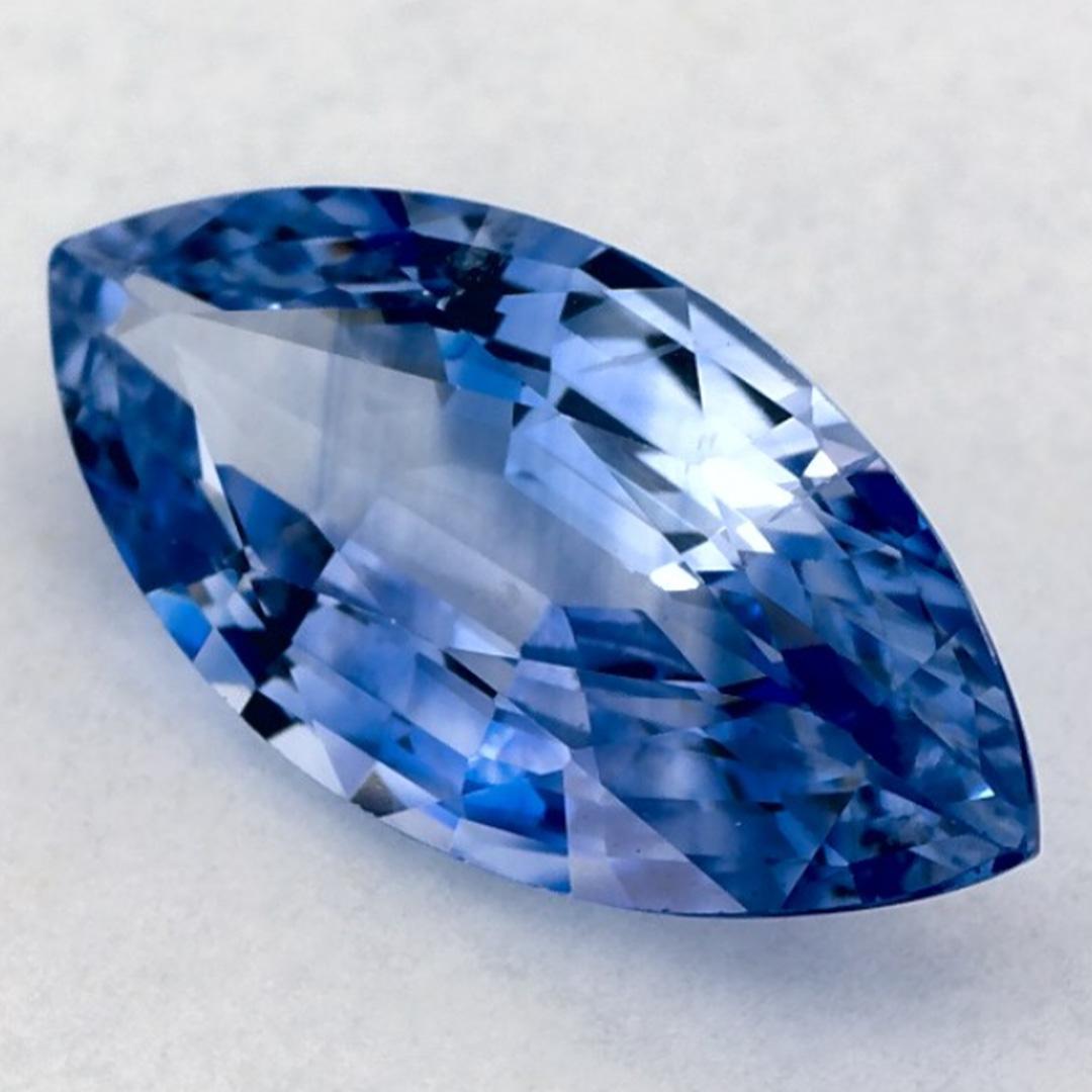 Este zafiro azul natural ofrece elegancia y sofisticación. Con su rica saturación de color y su corte preciso, es la pieza central perfecta para un anillo de compromiso o un diseño de joyería de lujo.

Este zafiro procede de Sri Lanka (Ceilán),