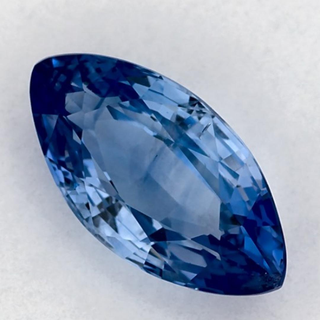 Este zafiro azul natural ofrece elegancia y sofisticación. Con su rica saturación de color y su corte preciso, es la pieza central perfecta para un anillo de compromiso o un diseño de joyería de lujo.

Este zafiro procede de Sri Lanka (Ceilán),