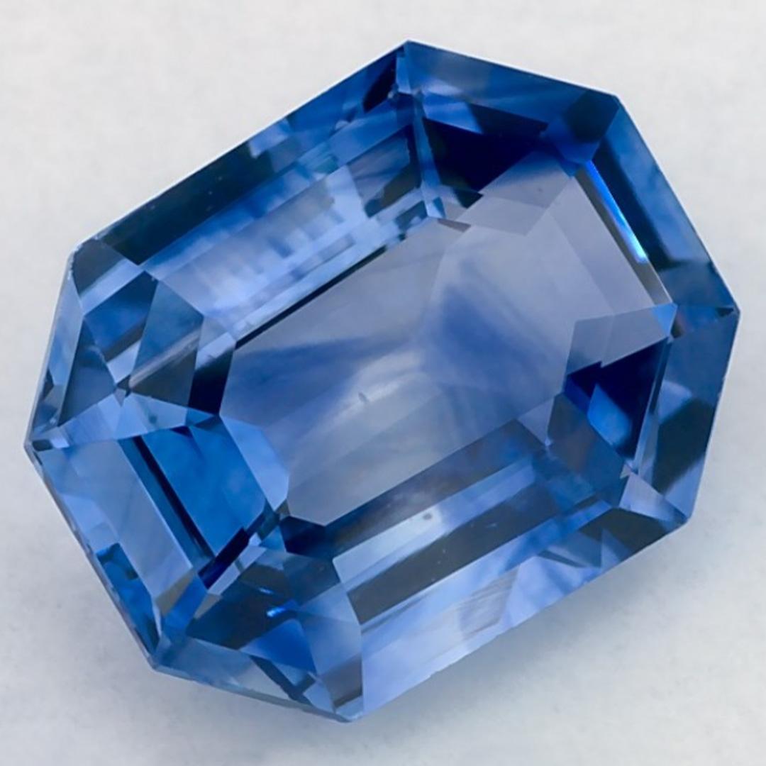Questo zaffiro blu naturale offre eleganza e raffinatezza. Con la sua ricca saturazione del colore e il taglio preciso, è il centro perfetto per un anello di fidanzamento o un design di gioielli di lusso.

Questo zaffiro proviene dallo Sri Lanka