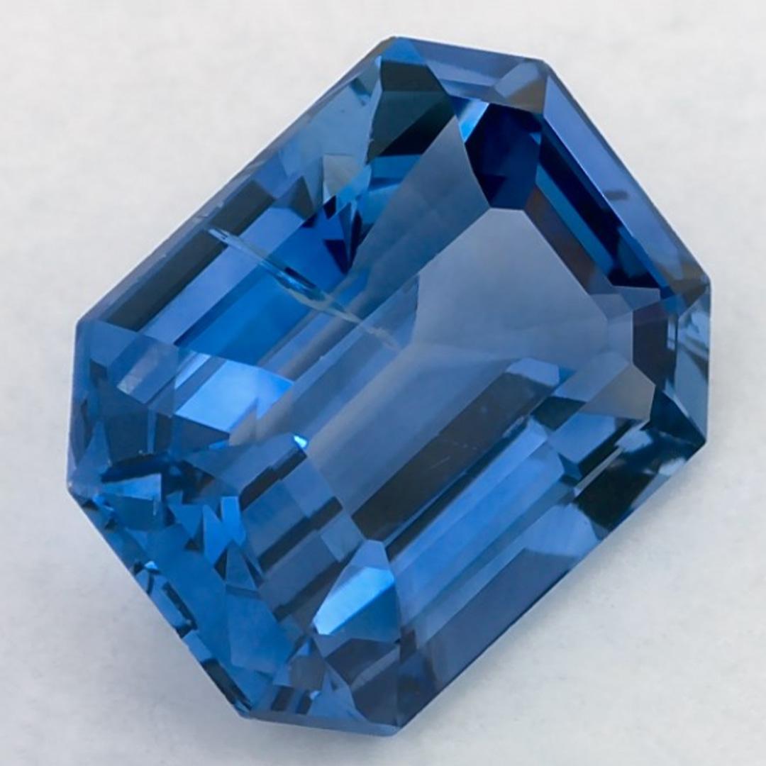 Questo zaffiro blu naturale offre eleganza e raffinatezza. Con la sua ricca saturazione del colore e il taglio preciso, è il centro perfetto per un anello di fidanzamento o un design di gioielli di lusso.

Questo zaffiro proviene dallo Sri Lanka