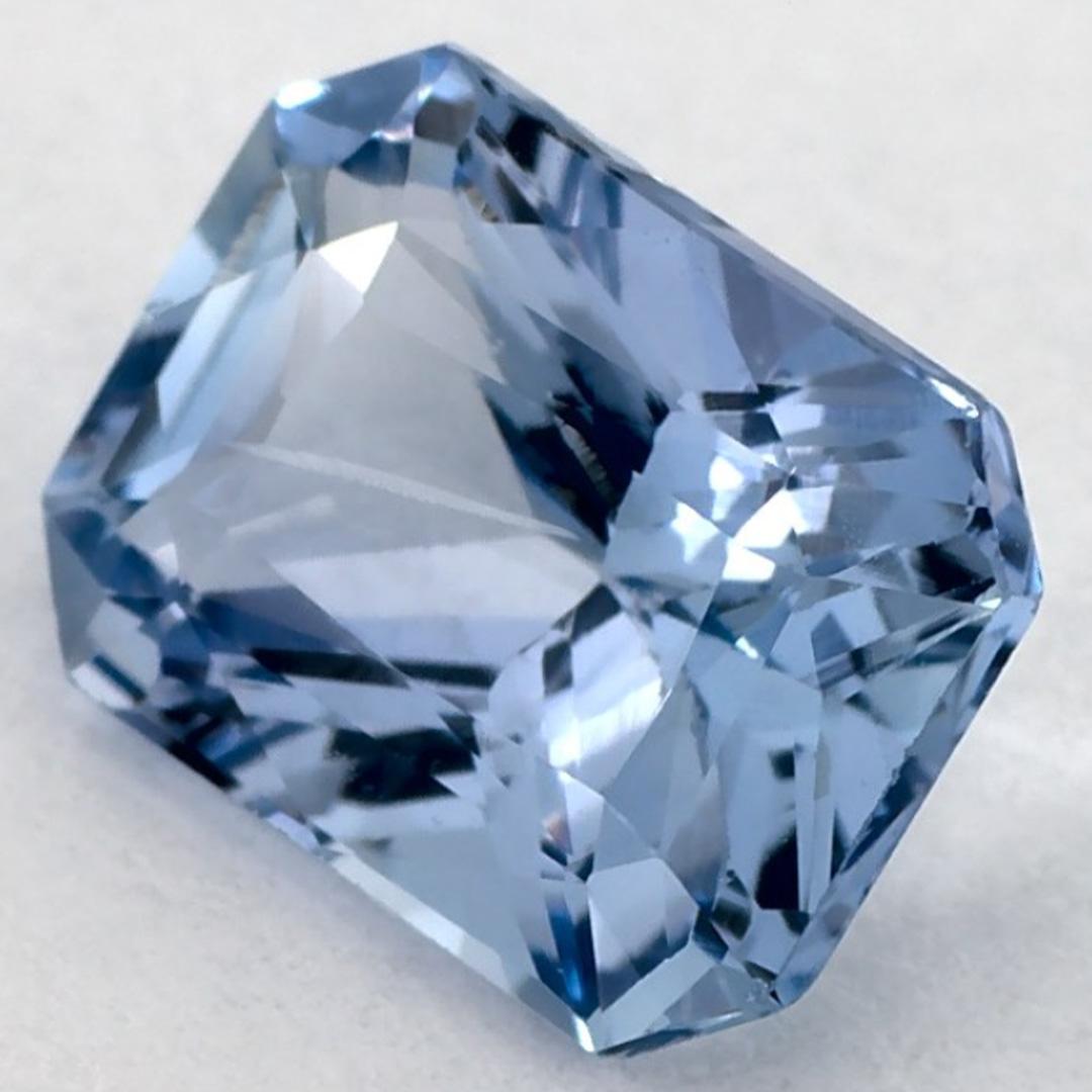 Questo zaffiro blu naturale offre eleganza e raffinatezza. Con la sua ricca saturazione del colore e il taglio preciso, è il centro perfetto per un anello di fidanzamento o un design di gioielli di lusso.

Questo zaffiro proviene dallo Sri Lanka