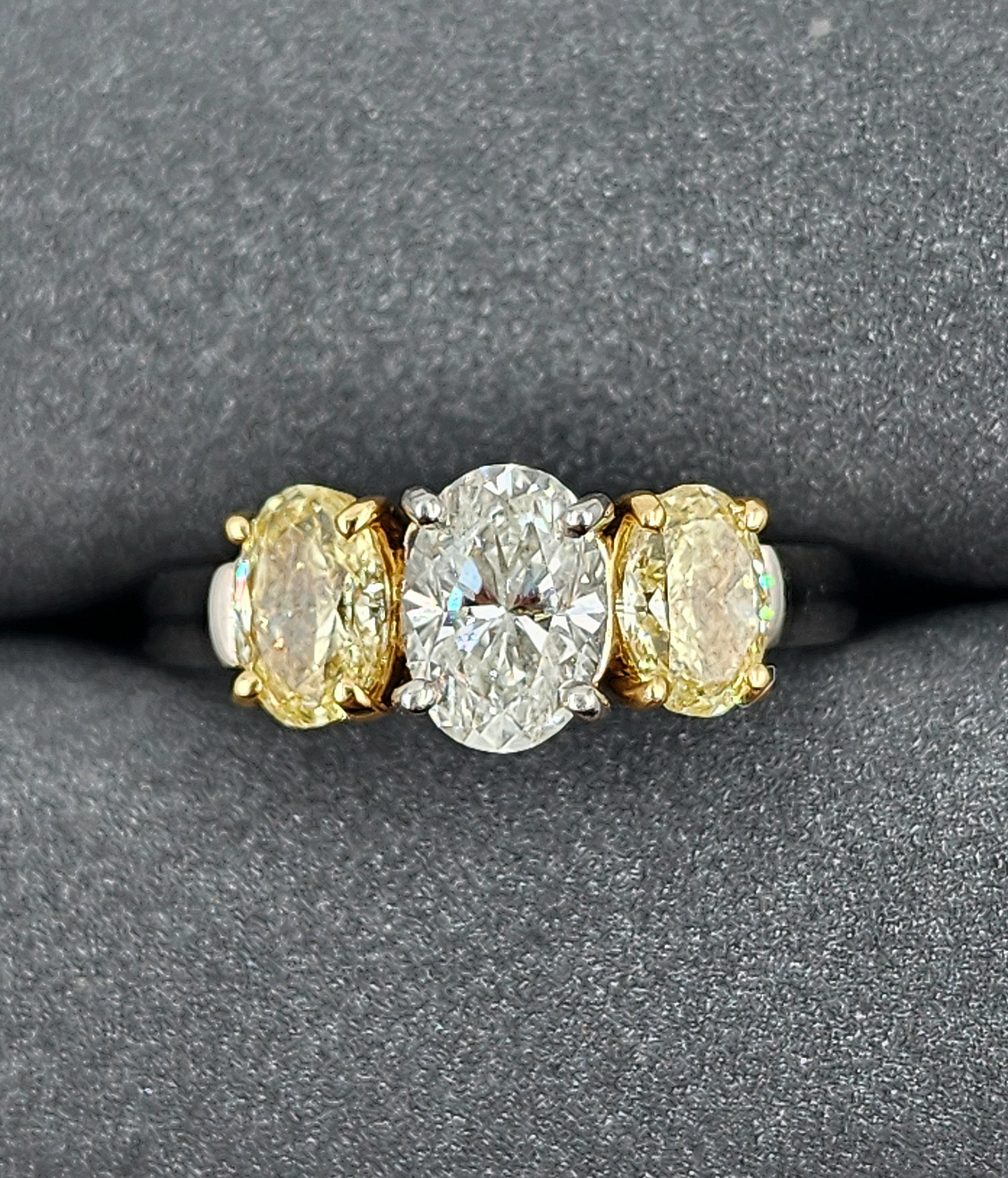 Anello con 3 pietre di diamanti naturali bianchi e gialli da 1,99 ct certificato GIA in vendita