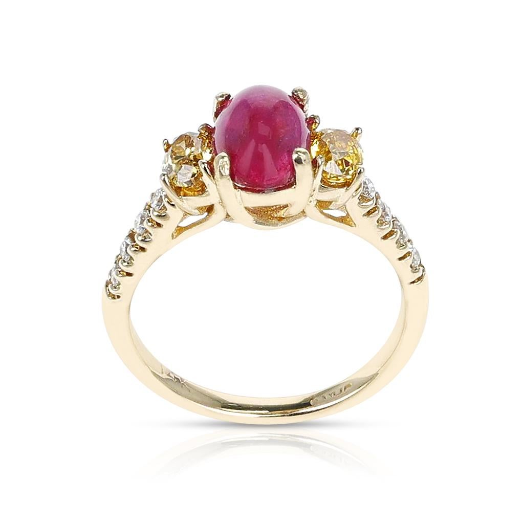 Un cabochon de rubis rehaussé de deux diamants jaunes. Bague réalisée en or jaune 14 carats. Le cabochon de rubis pèse 1.99 carats et les diamants pèsent 0.45 carats. Taille de l'anneau 6,75 US. 