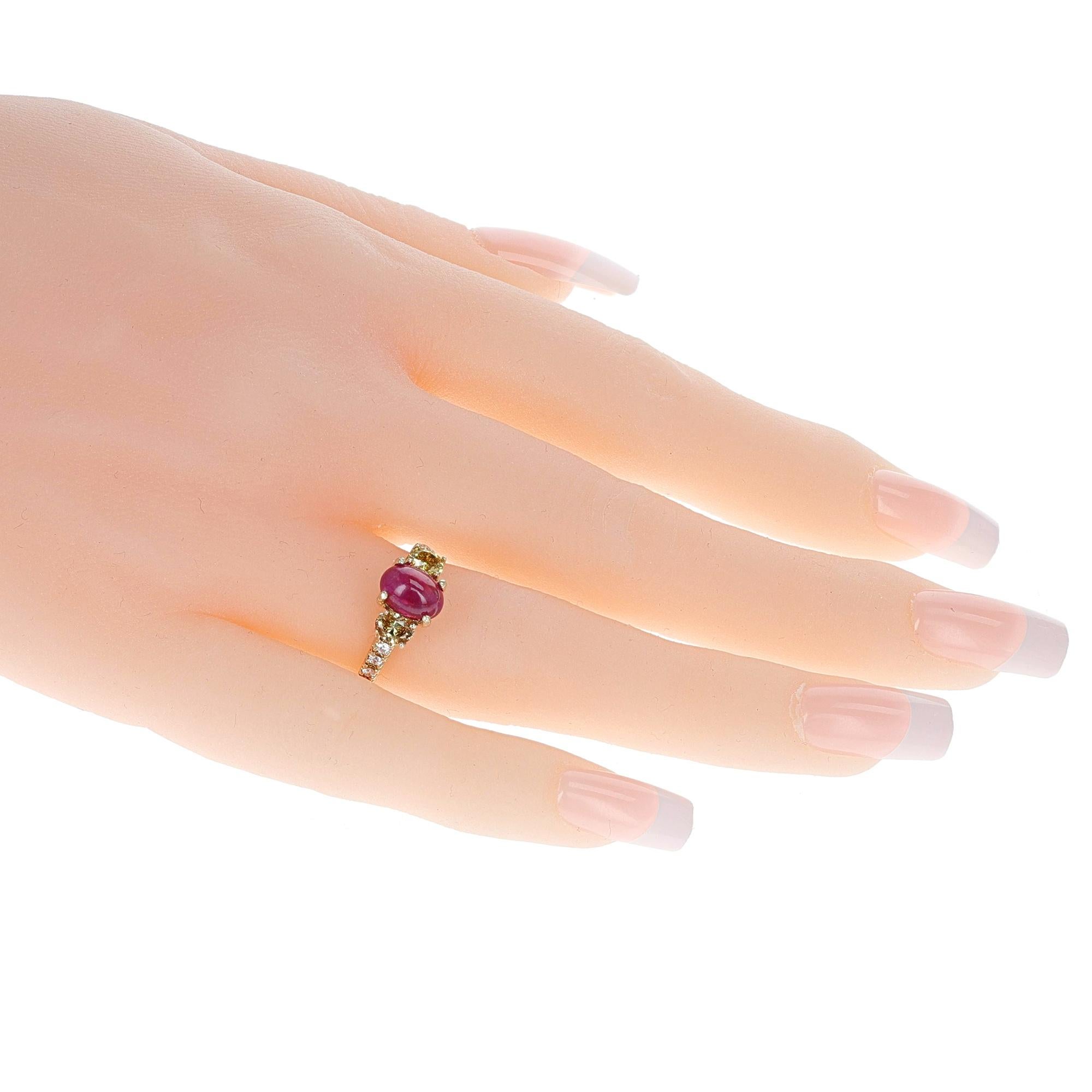 Taille cabochon 1,99 ct. Cabochon de rubis et 0,45 carat Bague en diamant jaune 14 carats en vente