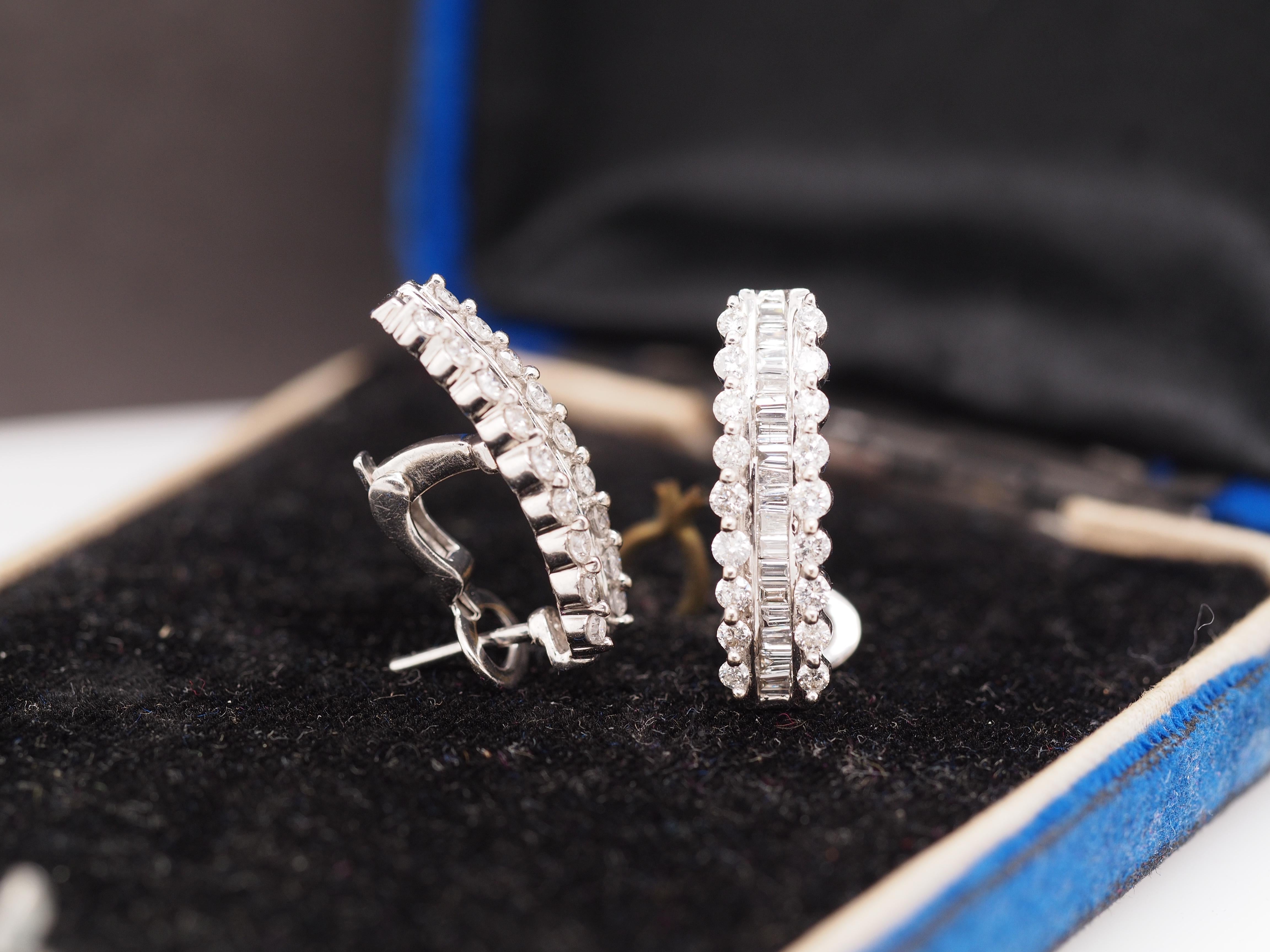 Contemporaneo 1990 Orecchini in oro bianco 14K con diamante rotondo/baguette da 1,60cttw in vendita