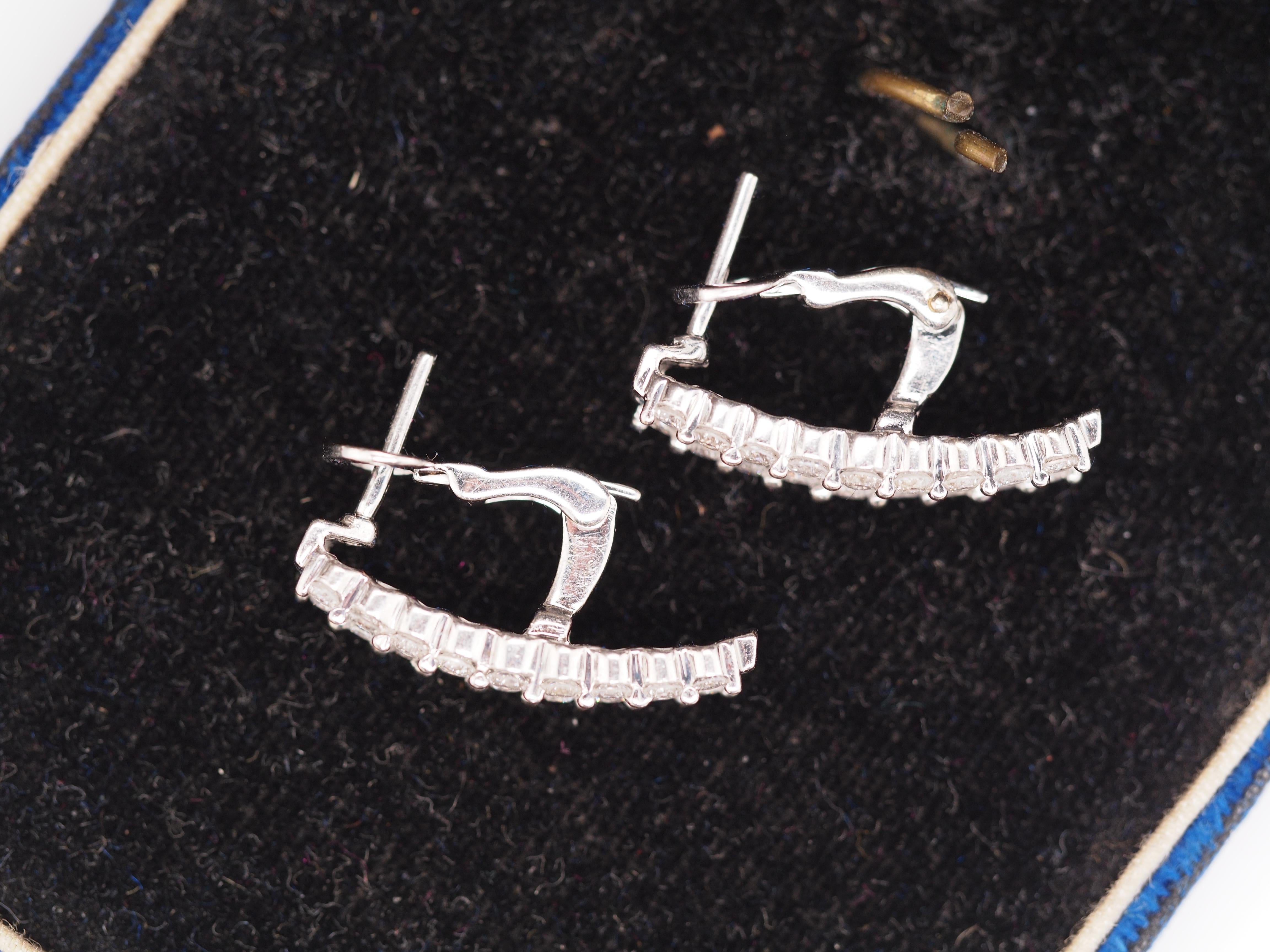Taglio rotondo 1990 Orecchini in oro bianco 14K con diamante rotondo/baguette da 1,60cttw in vendita