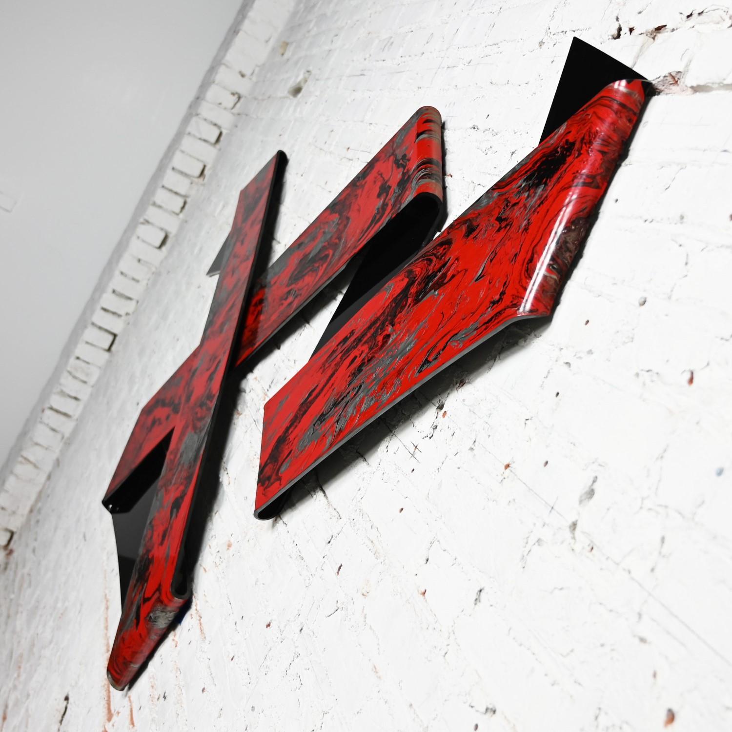Américain 1990 Abstract Richard Mann Folded Plexiglass Ribbon Wall Sculpture Red Black  en vente