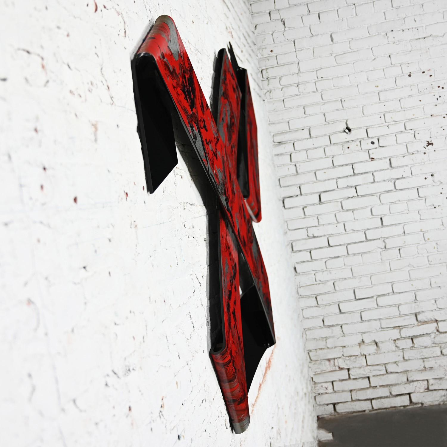 Fin du 20e siècle 1990 Abstract Richard Mann Folded Plexiglass Ribbon Wall Sculpture Red Black  en vente