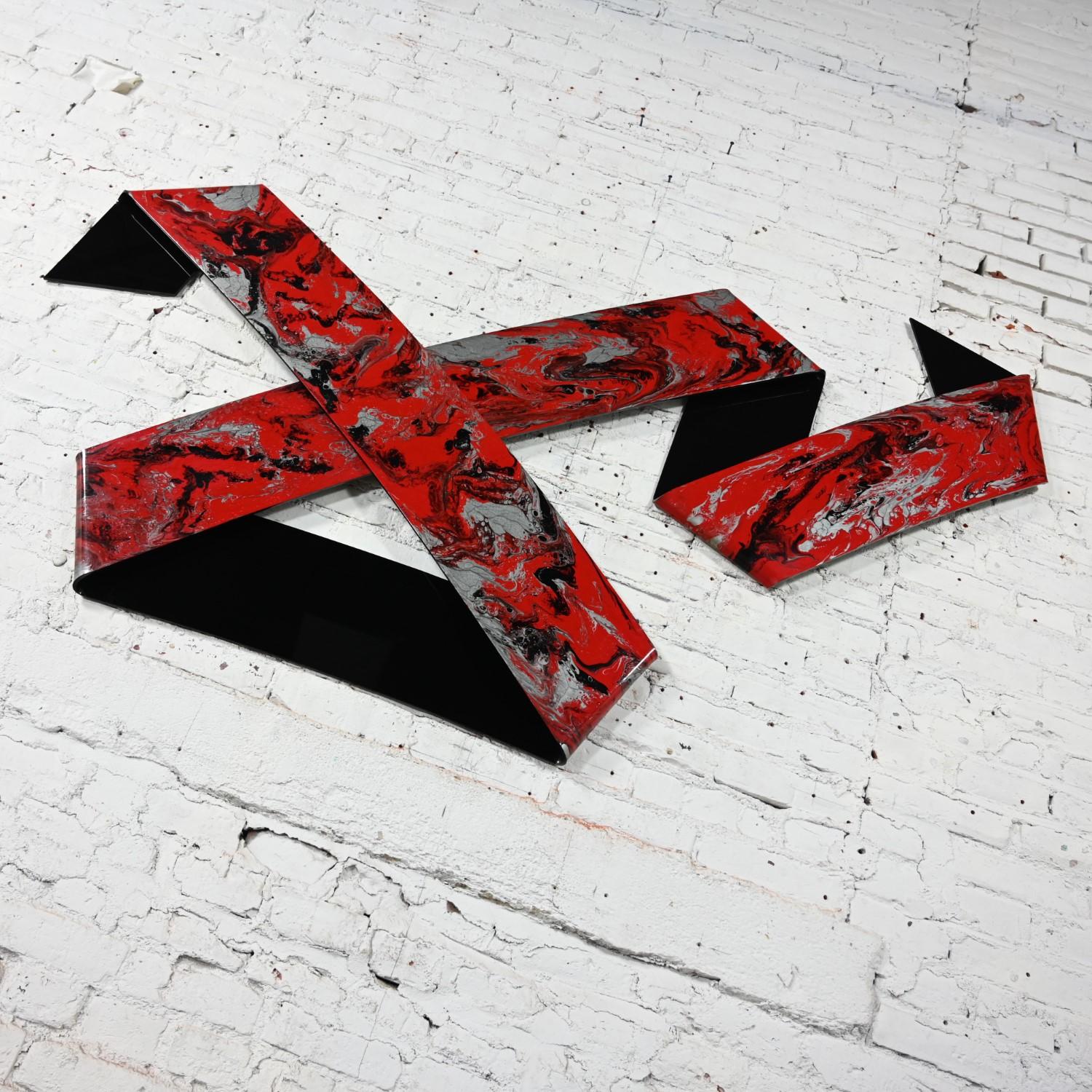 1990 Abstract Richard Mann Folded Plexiglass Ribbon Wall Sculpture Red Black  en vente 1