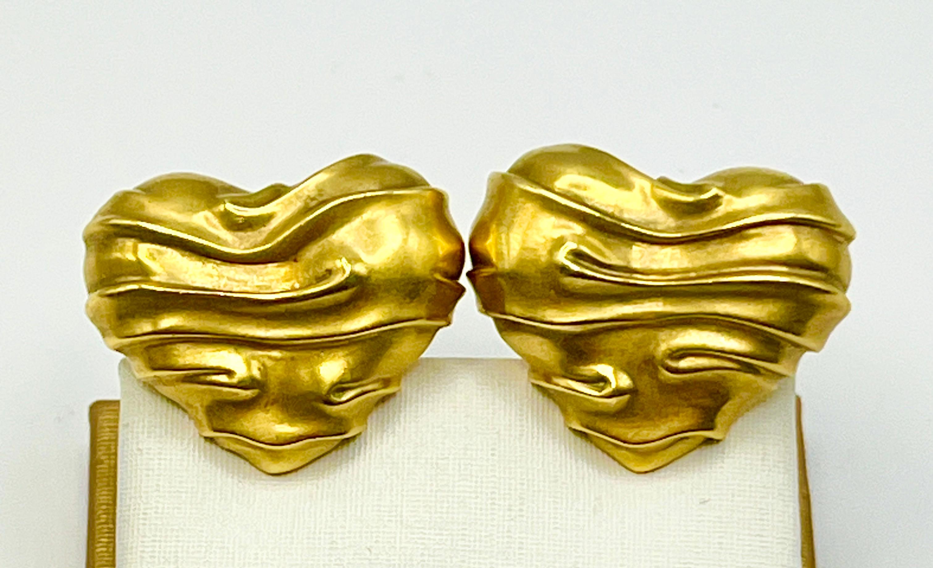Angela Cummings heart earrings in 18K yellow gold satin finish omega back with posts

Approximate Gross Weight:
16.72 grams

Approximate Measurement:
22.8mm x 19mm (0.90