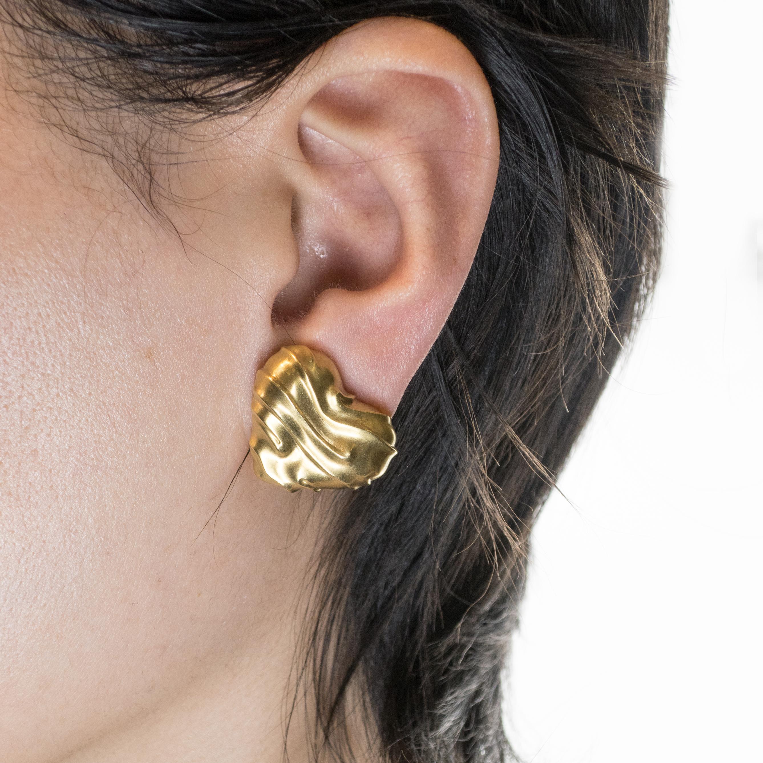 1990 Angela Cummings 18K YG Heart Omega back Earrings In Excellent Condition For Sale In New York, NY