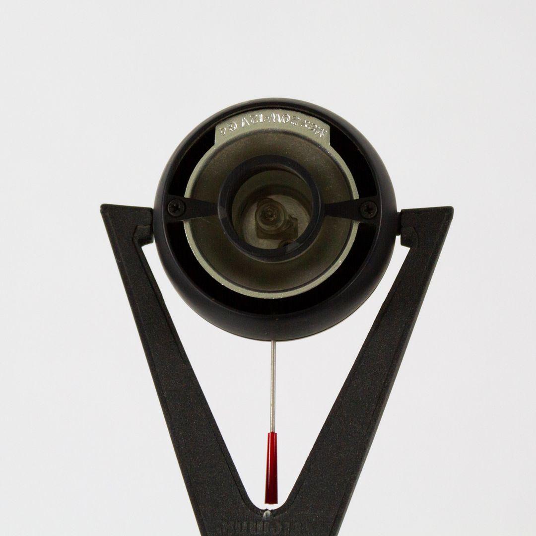 Die Tischleuchte 'ÄòOnidia'Äô wurde 1990 von Santiago Calatrava für Artemide entworfen. Das Stück wurde in Italien hergestellt. Die Leuchte ist aus schwarzem Polyurethan-Gussschaum gefertigt und hat einen weißen opalen Methacrylat-Diffusor. Die
