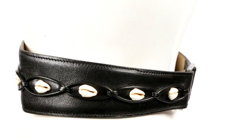 1990 AZZEDINE ALAIA black leather runway belt with cowrie  display picture 3