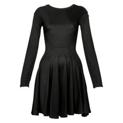 1990 AZZEDINE ALAIA mini vestido negro con costuras y falda con vuelo
