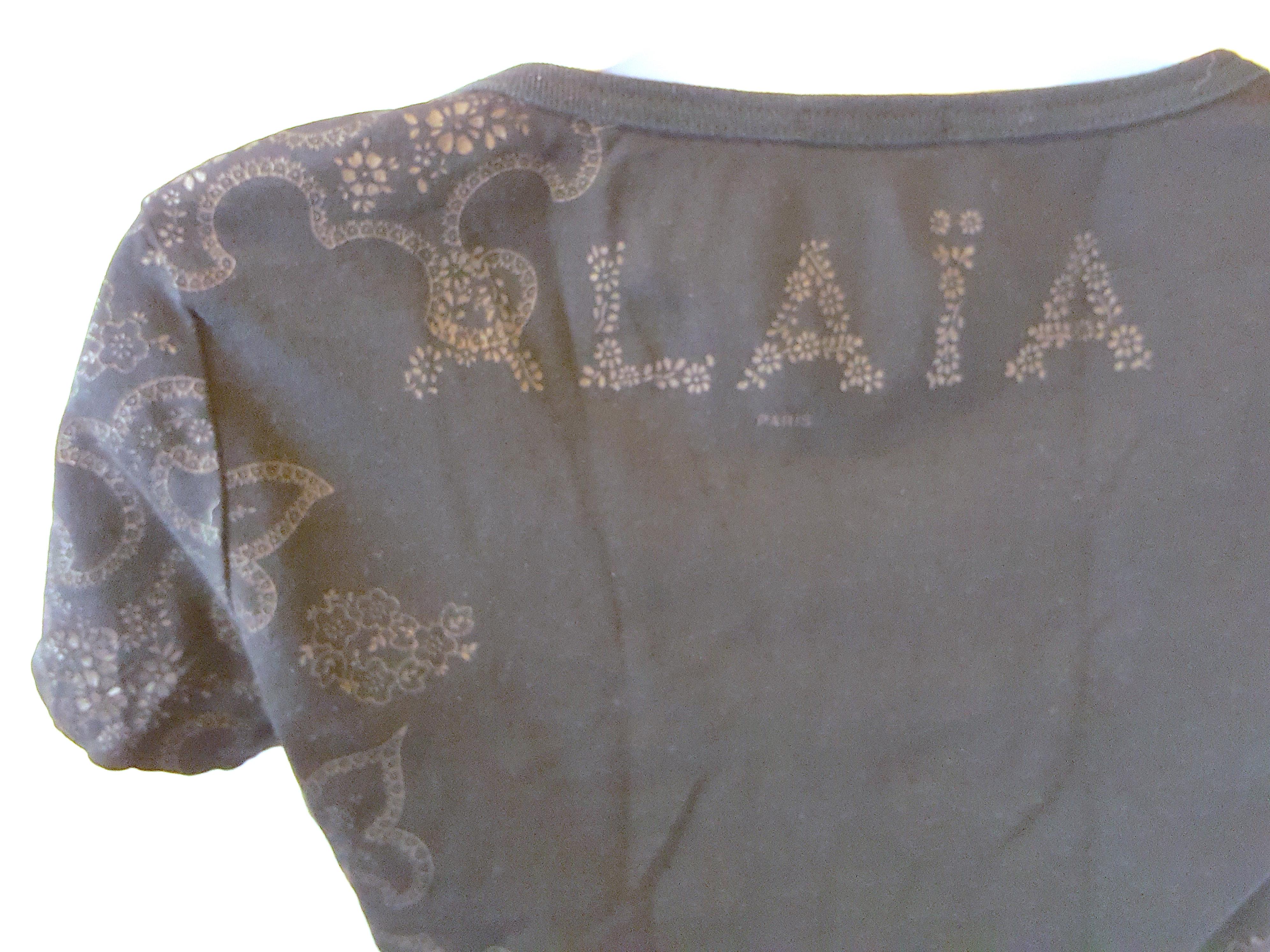 Ensemble Bodycon 1990 Azzedine Alaia jupe incurvée en cuir et chemise à logo pointelle Bon état - En vente à Chicago, IL