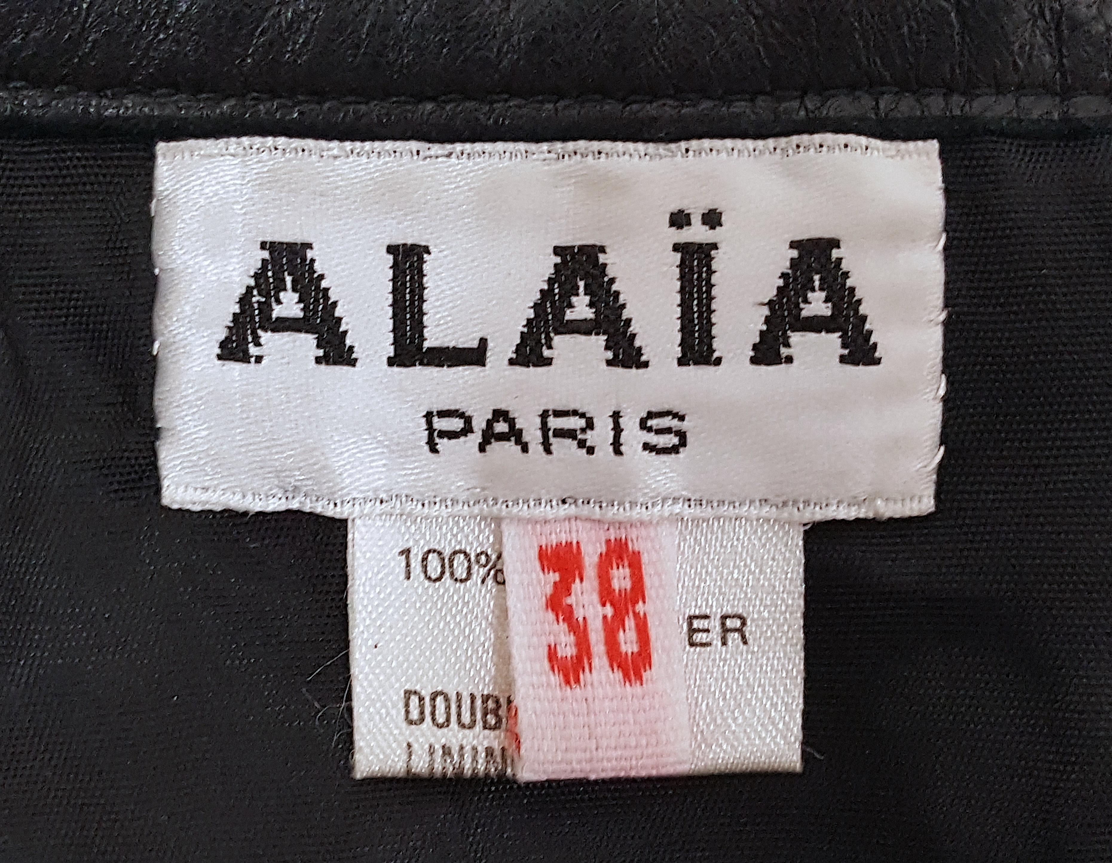 Ensemble Bodycon 1990 Azzedine Alaia jupe incurvée en cuir et chemise à logo pointelle en vente 3