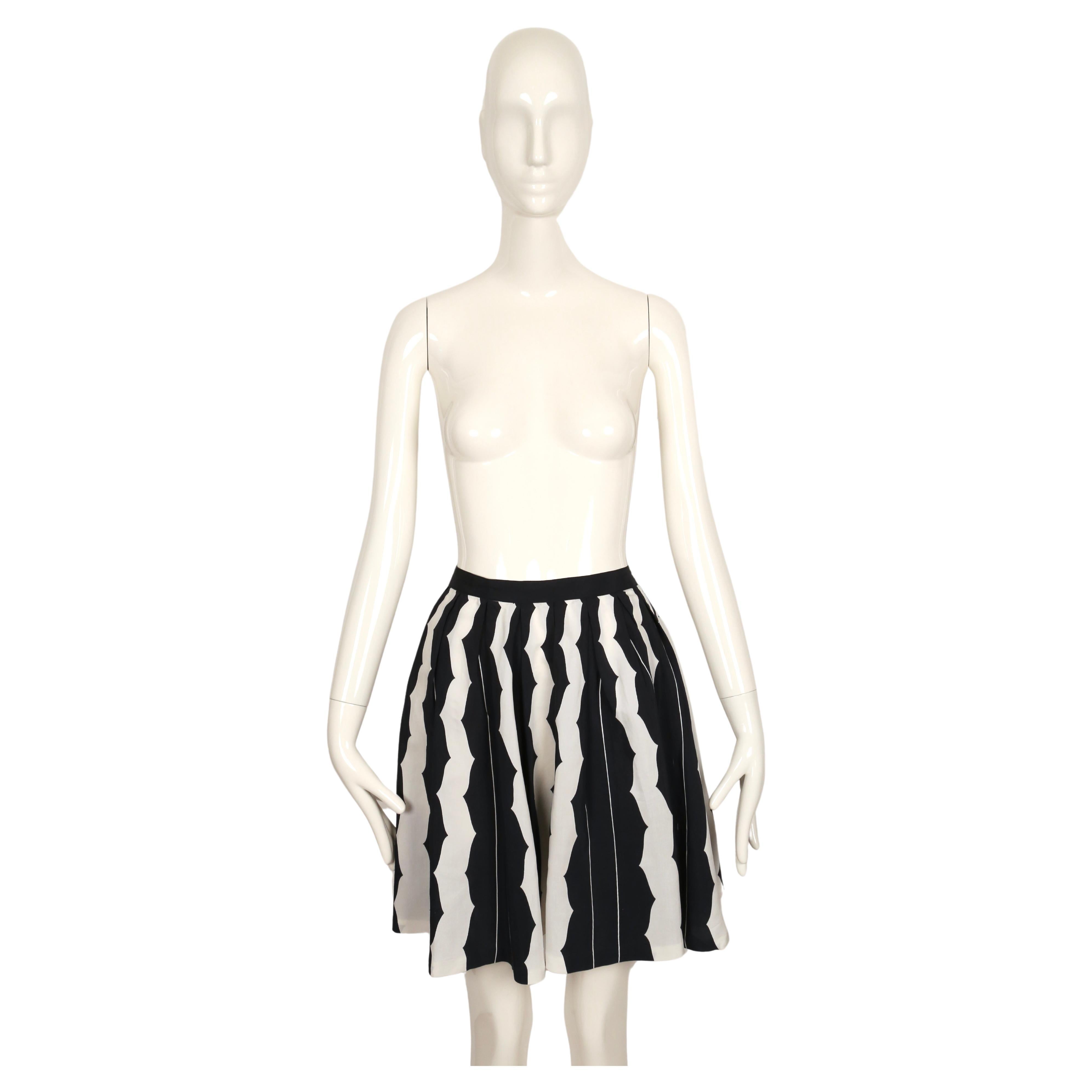 Très rare jupe imprimée bleu marine et blanc dessinée par Azzedine Alaia datant de 1990 telle que vue sur le défilé du printemps 1990. Aucune taille n'est indiquée, mais cette jupe convient parfaitement aux tailles 4 à 8. La jupe mesure environ