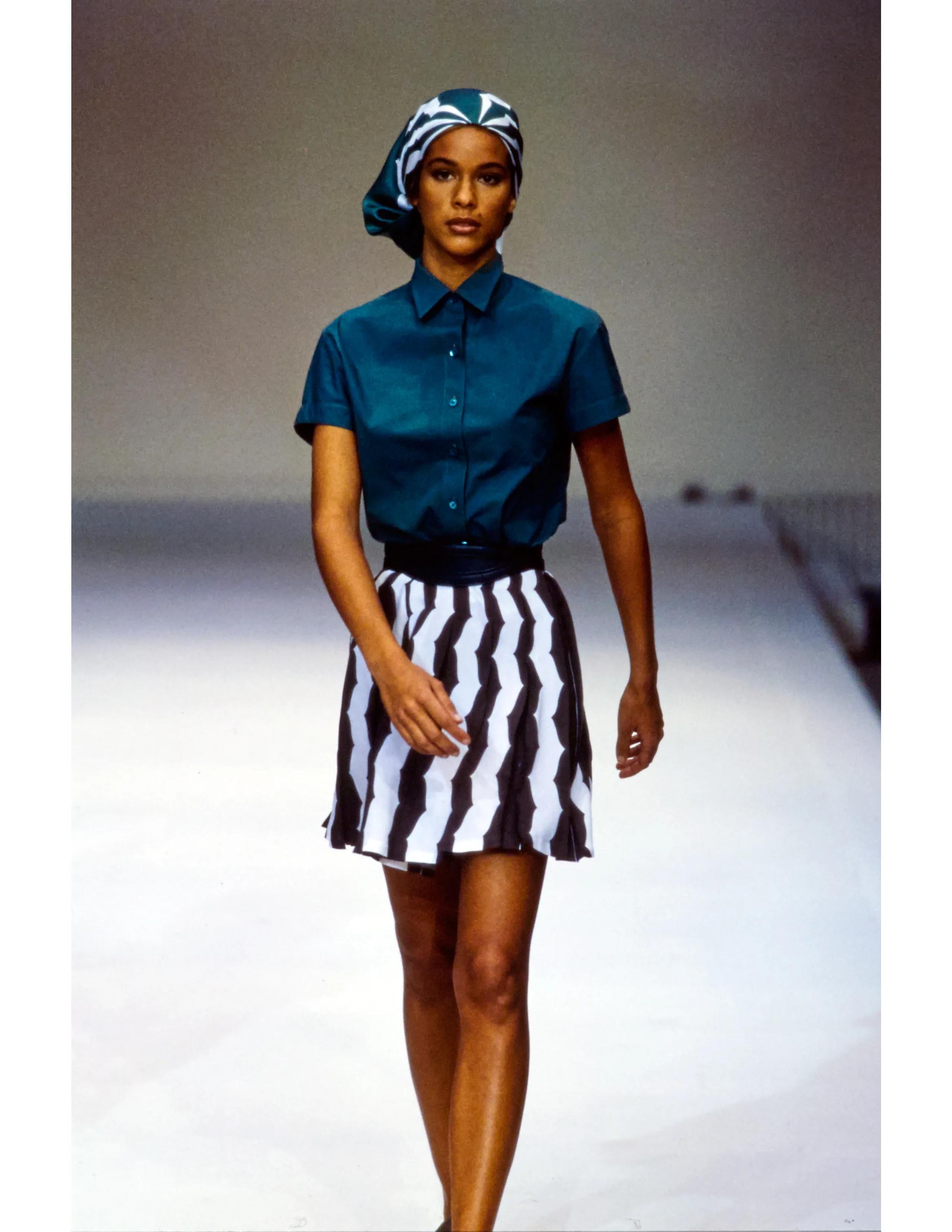 AZZEDINE ALAÏA jupe de défilé imprimée bleu marine profond 1990 en vente 4