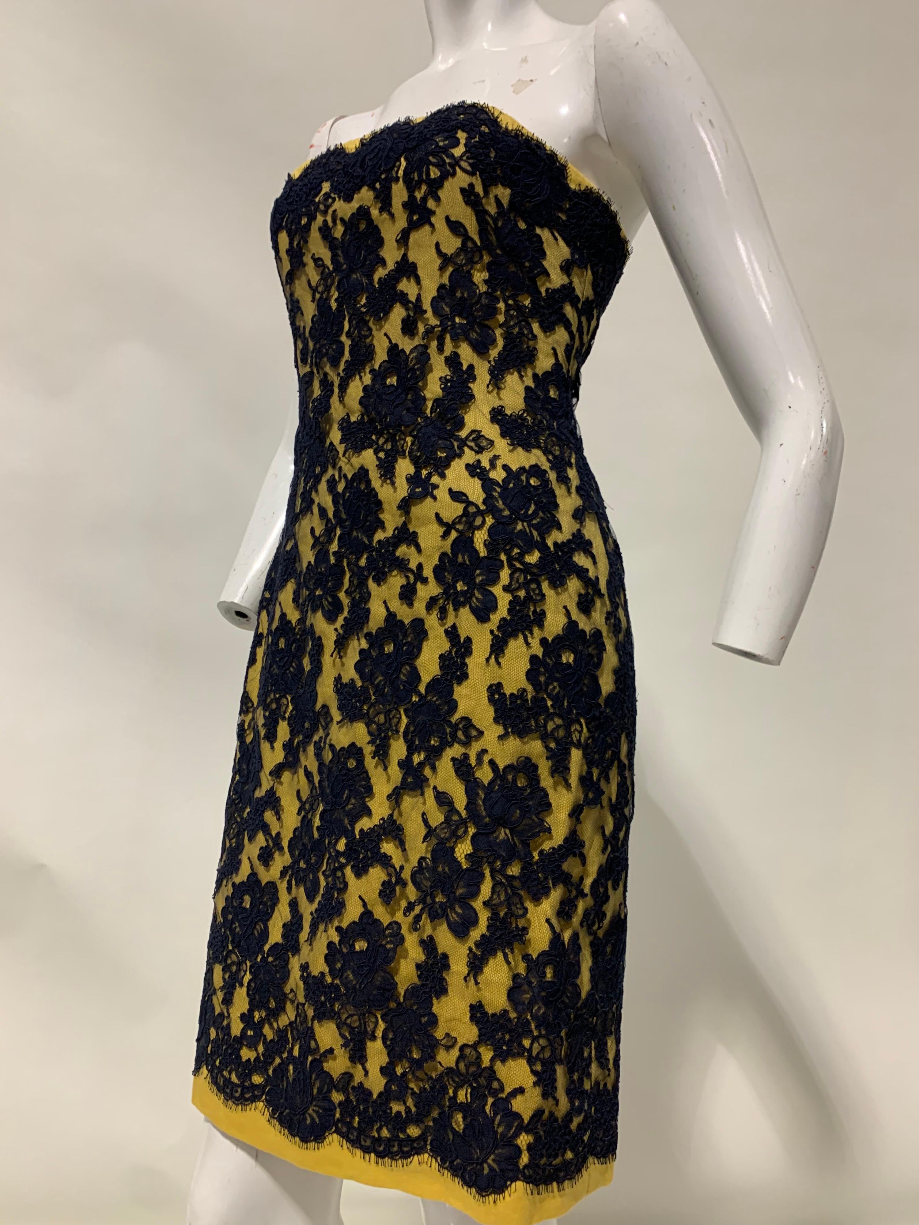1990 Bill Blass Butter Yellow Cotton Twill & Navy Blue French Lace Mini Dress For Sale 3