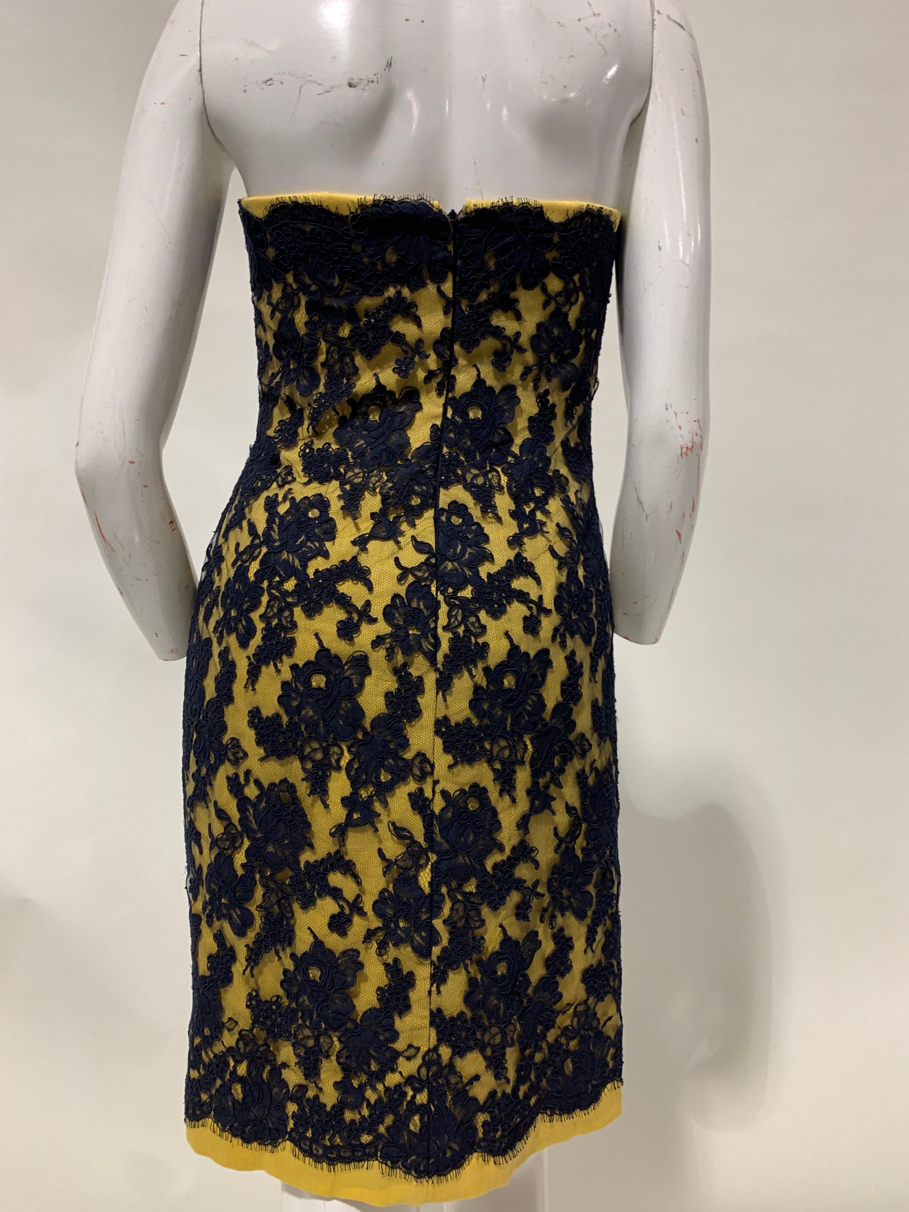 1990 Bill Blass Butter Yellow Cotton Twill & Navy Blue French Lace Mini Dress In Excellent Condition For Sale In Gresham, OR