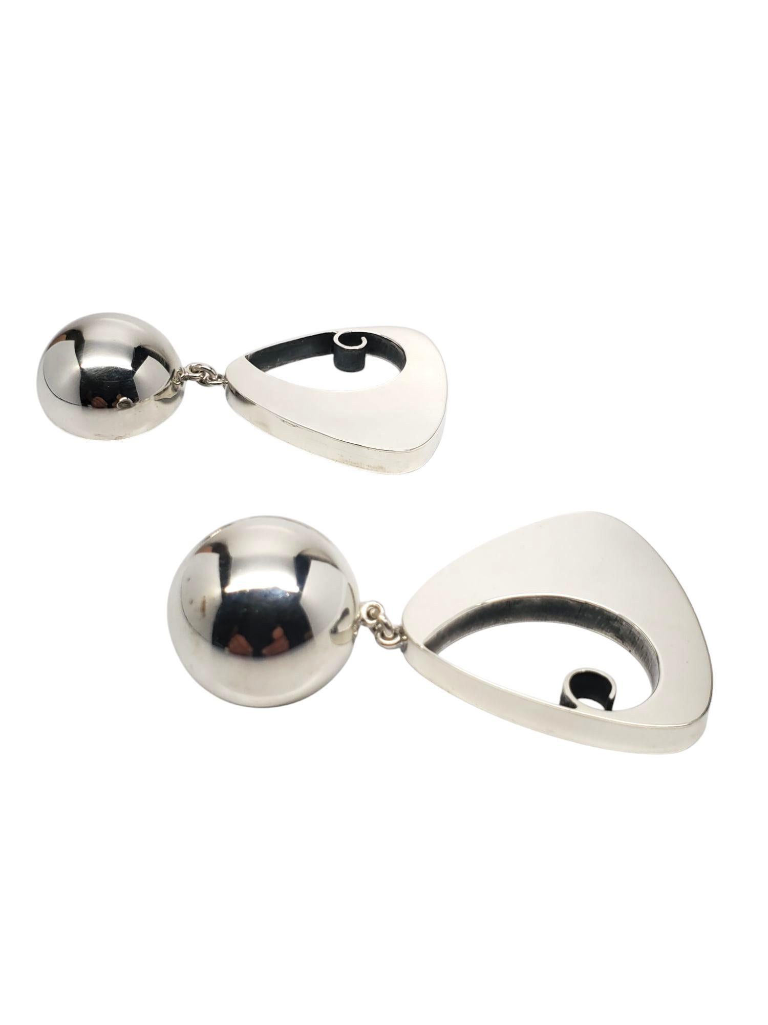 1990 Brenda Schoenfeld Messico - Orecchini a clip modernisti in argento -

Questi graziosi e audaci orecchini a pendente sono caratterizzati da un design in stile modernista realizzato da Brenda Schoenfeld in argento sterling.

Dimensioni: 14,0 mm x