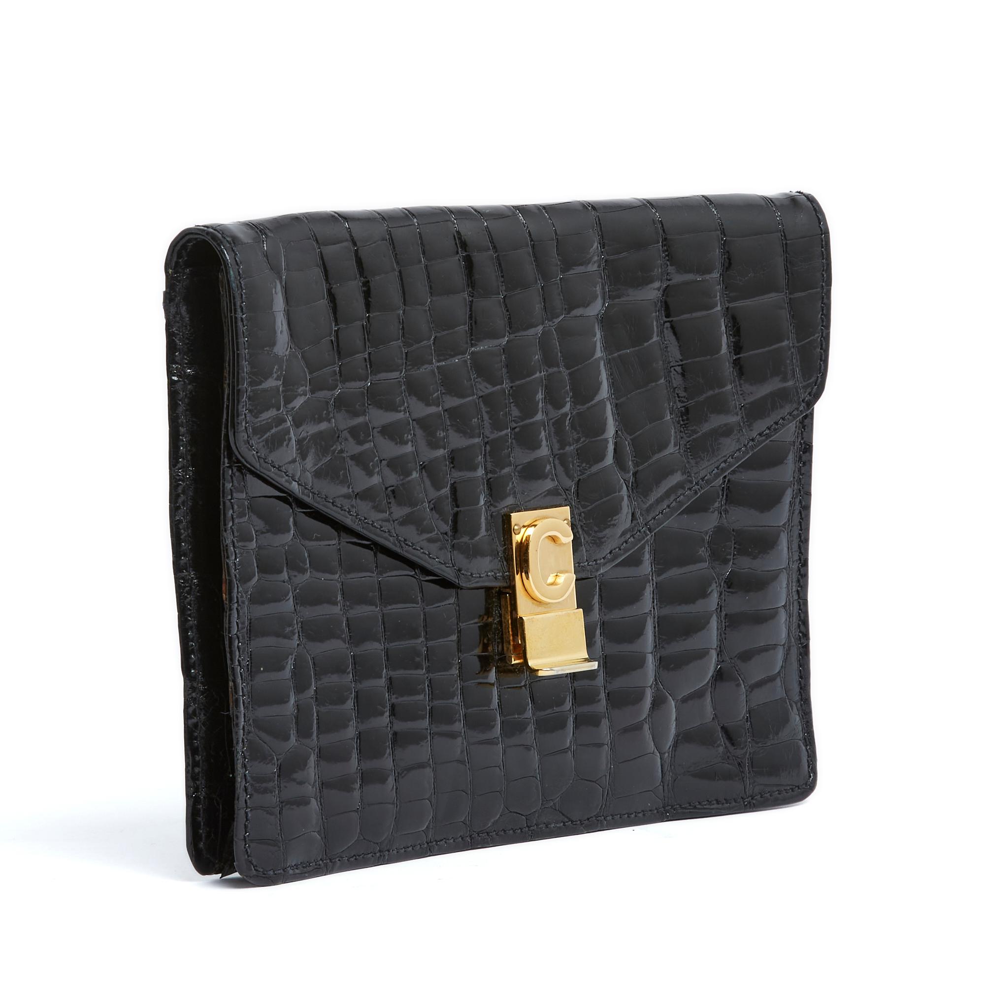 Céline vintage Pocket model clutch (circa 1990) in black shiny crocodile leather, large flap equipped with a C logo clasp (like Céline) in gold metal, interior in soft leather coordinated with a large patch pocket and a zipped pocket. Width 23 cm x