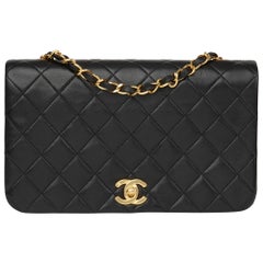 1990 Chanel Schwarze gesteppte Vintage-Lammfell-Tasche, klassische, einzelne Klappe, 1990