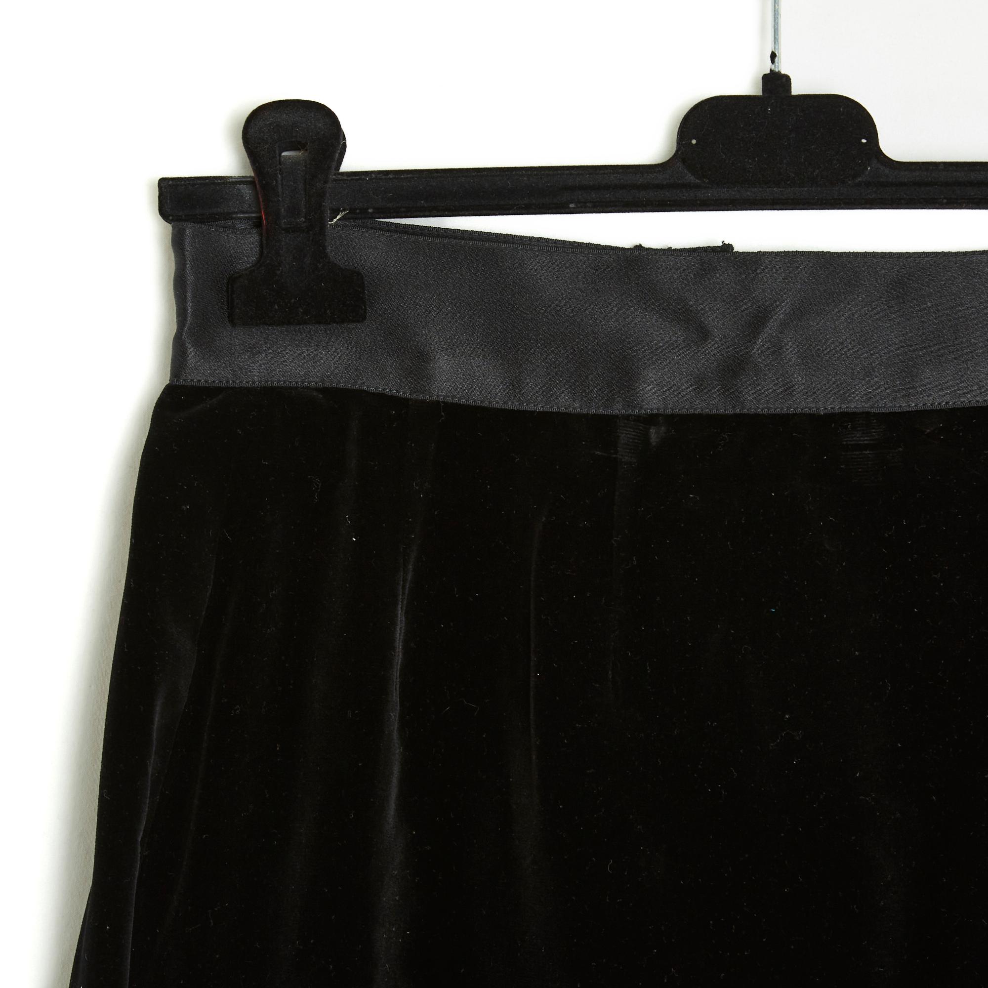Chanel circa 1990 mid-length straight skirt in smooth black cotton and silk velvet, silk satin belt on high waist, zip closure and several hooks, matching silk lining. Please note size 40FR but the measurements indicate a 36FR: size 35 cm, length 60