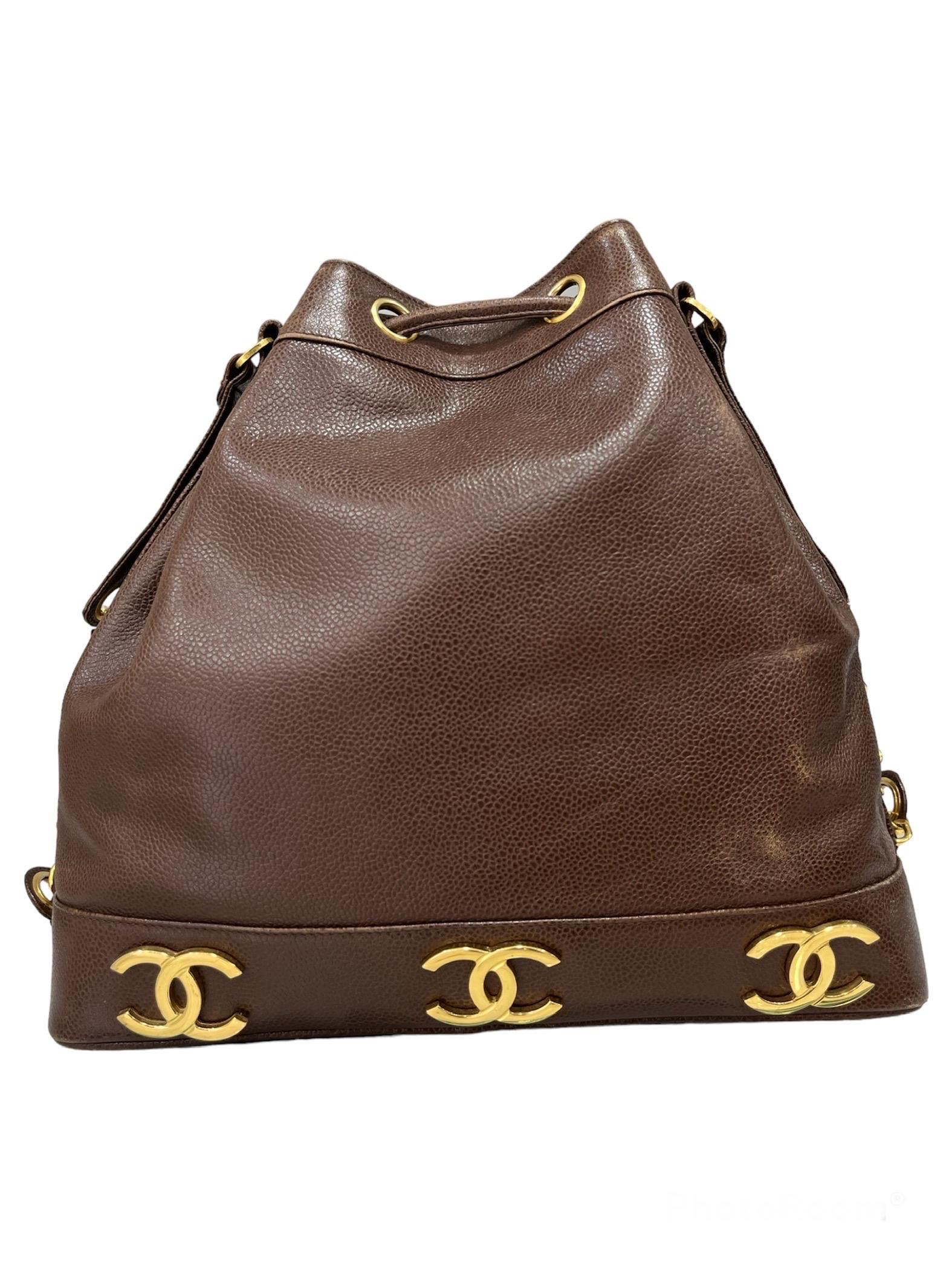 Bucket bag signed Chanel, vintage model, made of textured brown leather with golden hardware. Equipped with a comfortable drawstring closure and an internal pouch, which has a width of 7 centimeters and a height of 4.5 centimeters. Equipped with a
