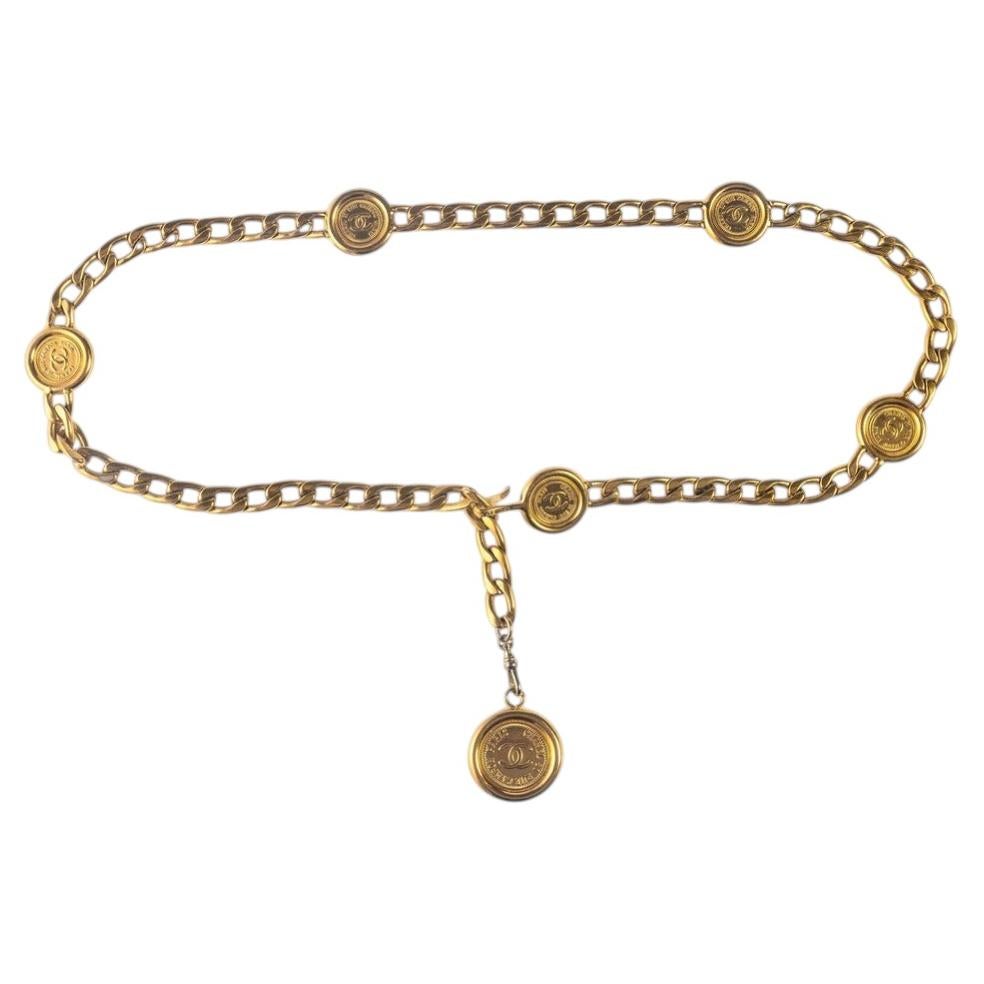 Cinturón con medallón CC dorado de Chanel de 1990