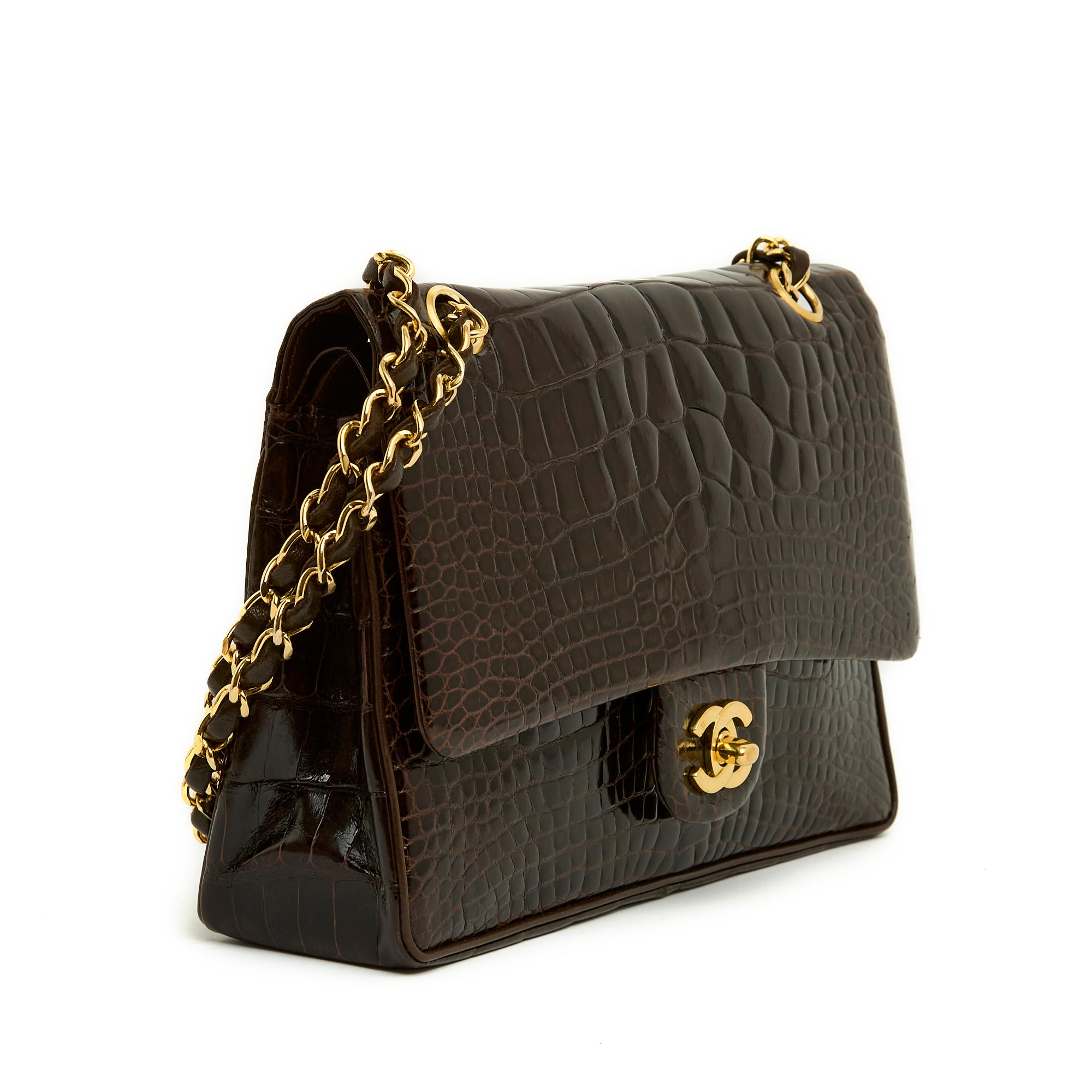 Sac Chanel, ligne Classique, modèle Double Rabat format 25 cm, en cuir précieux marron très foncé, fermoir CC quart de tour en métal doré, bandoulière chaîne en métal doré entrelacé de cuir lisse coordonné pour porté épaule ou cross body, intérieur