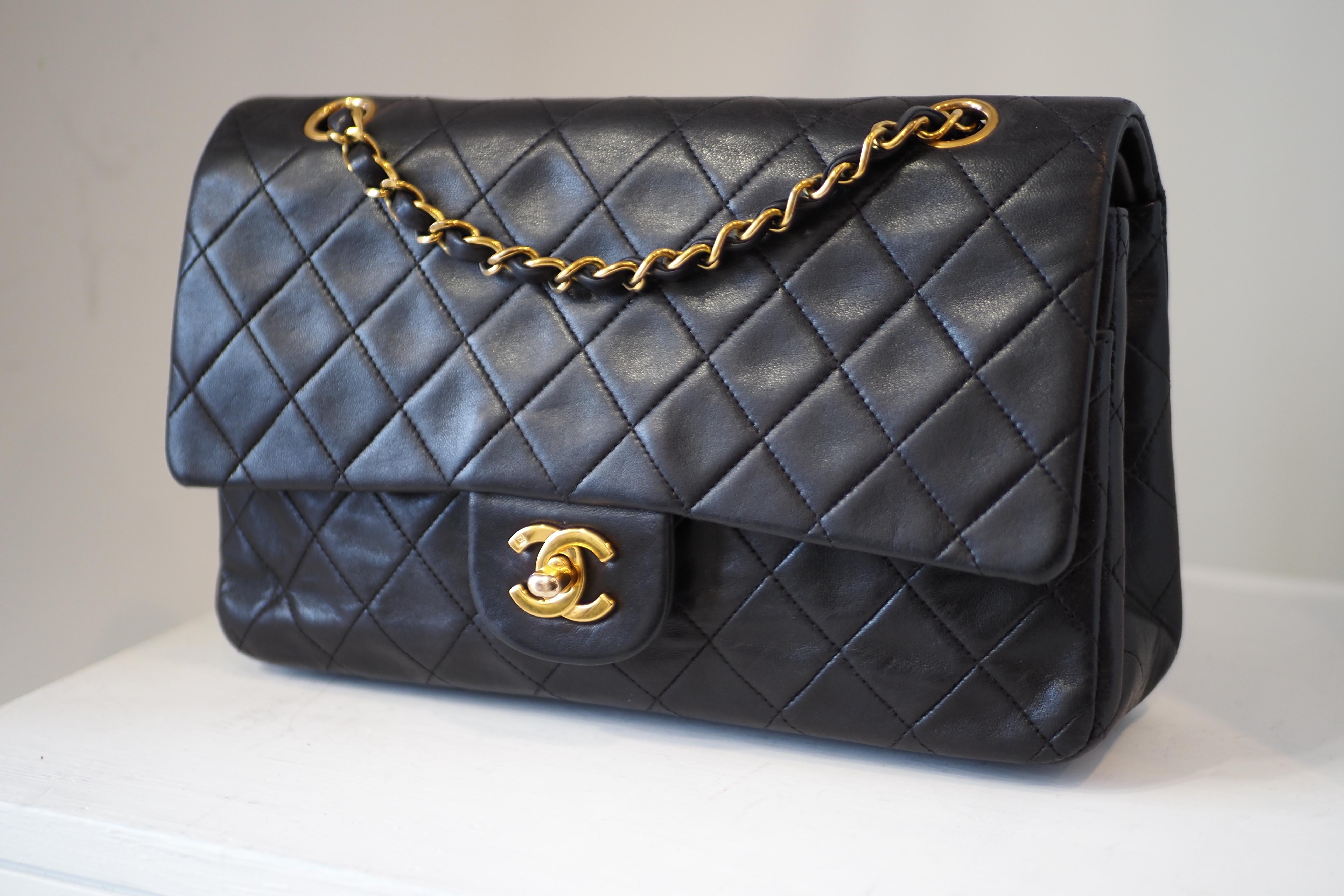 1990 Chanel zeitlose 2.55 Umhängetasche
24 Karat vergoldete Beschläge, schwarzes Leder, doppelte Klappe aus burgunderfarbenem Leder innen