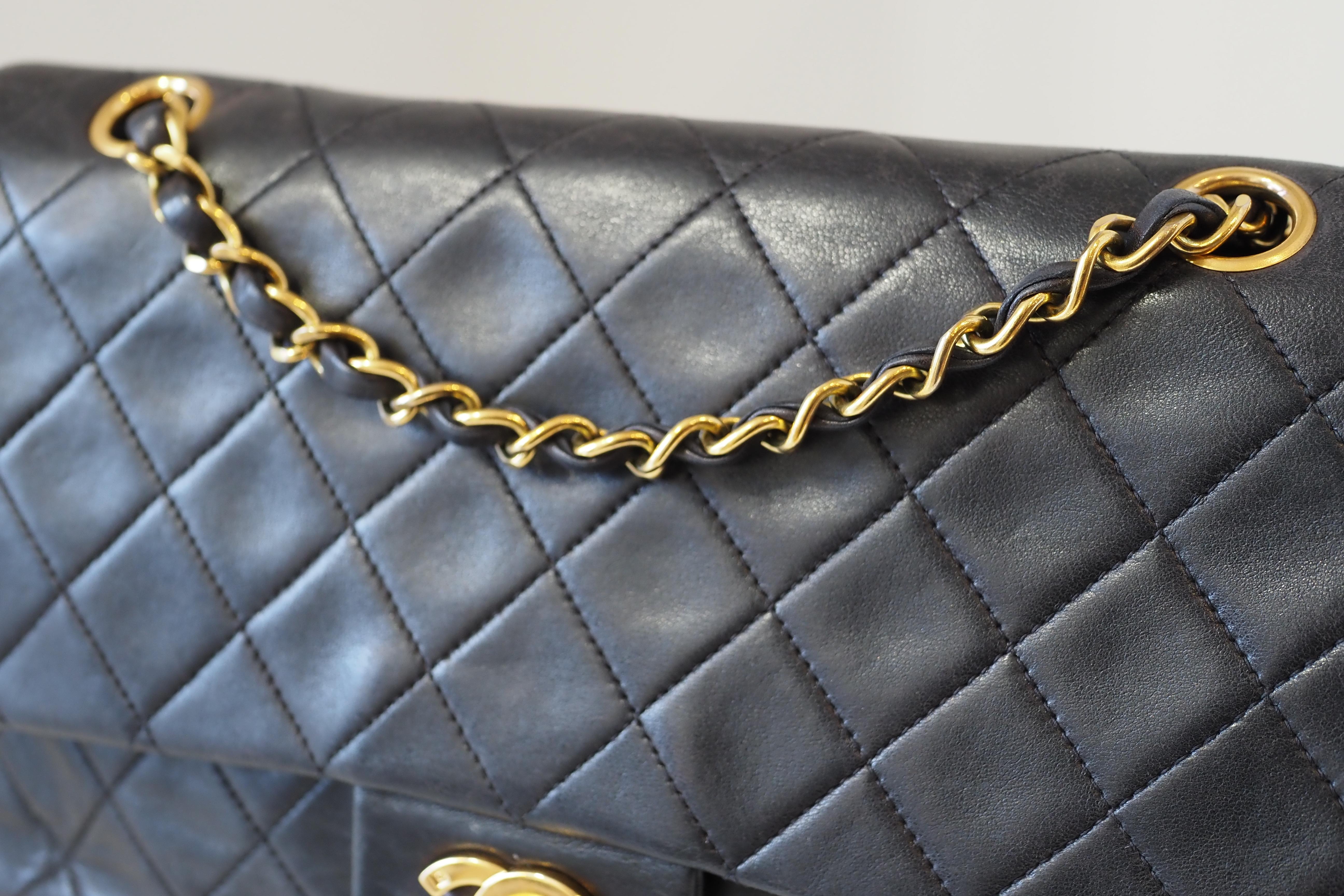 1990 Chanel zeitlose 2.55 Umhängetasche für Damen oder Herren im Angebot