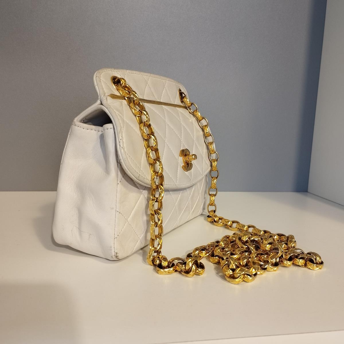 Vintage purse
Vintage from 1990
Leather
White color
Golden chain 
External pocket with golden profile
Internal pocket
Internal mini purse
Cm 19 x 15 x 5,5 (7,48 x 5,9 x 2,16 inches)
Good conditions, signs of wear as in pictures
With dustbag
Free