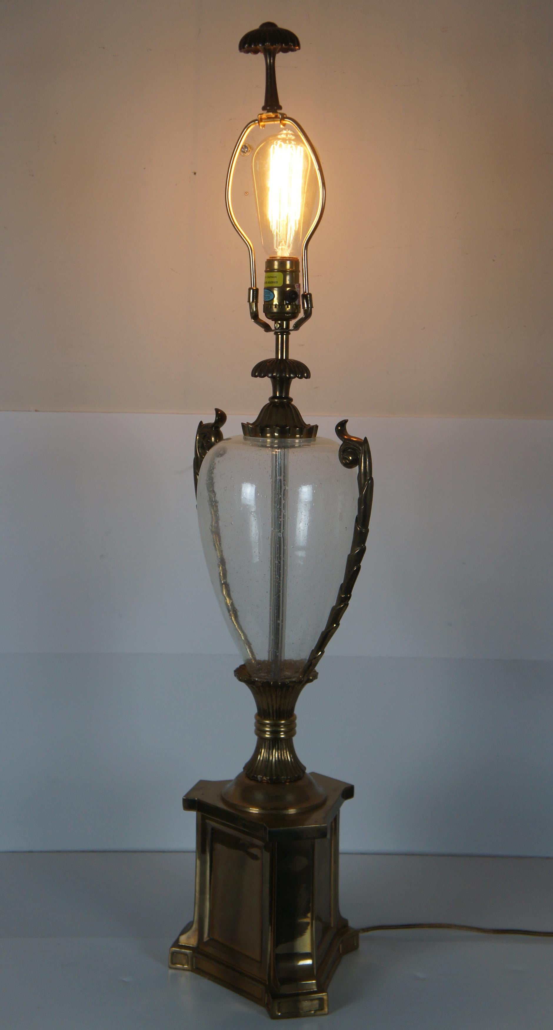 1990 Chapman Hollywood Regency Lámpara de sobremesa de latón y cristal Globo Trofeo Urna en venta 5