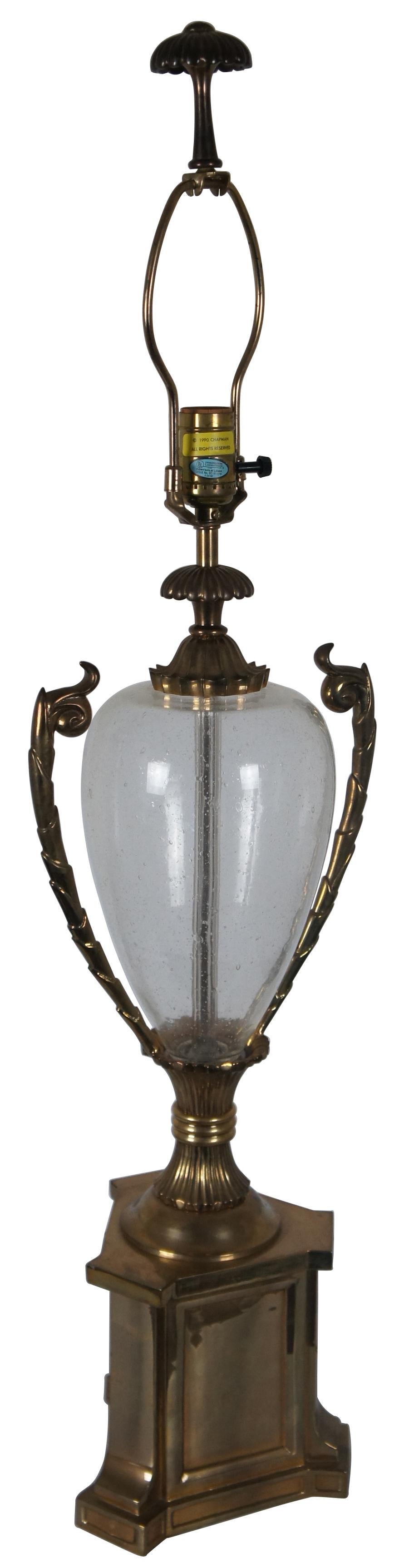 1990 Chapman Hollywood Regency Lámpara de sobremesa de latón y cristal Globo Trofeo Urna Regencia de Hollywood en venta