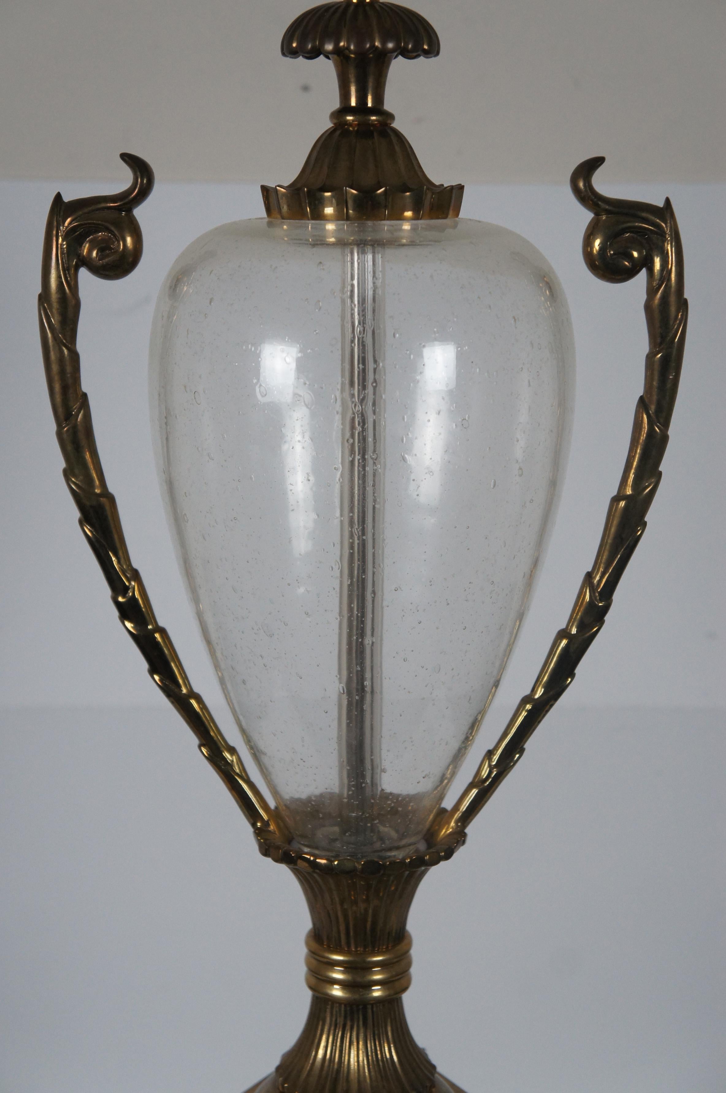 1990 Chapman Hollywood Regency Lámpara de sobremesa de latón y cristal Globo Trofeo Urna en Bueno estado para la venta en Dayton, OH
