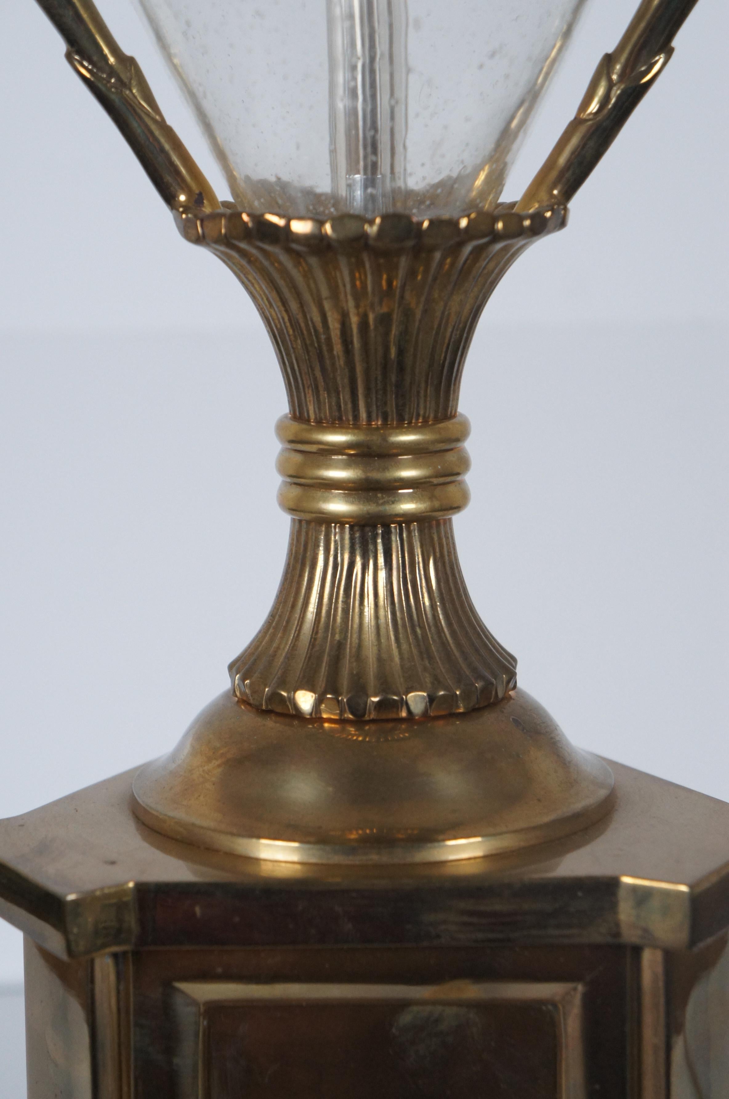 1990 Chapman Hollywood Regency Lámpara de sobremesa de latón y cristal Globo Trofeo Urna finales del siglo XX en venta