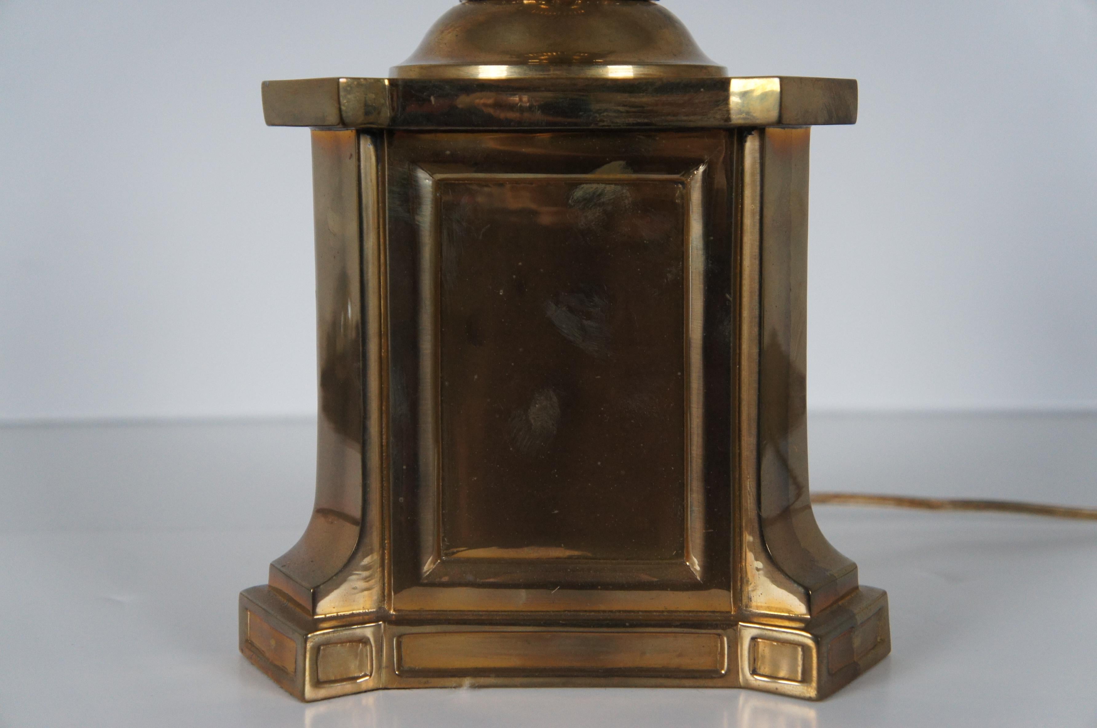 1990 Chapman Hollywood Regency Lámpara de sobremesa de latón y cristal Globo Trofeo Urna Latón en venta