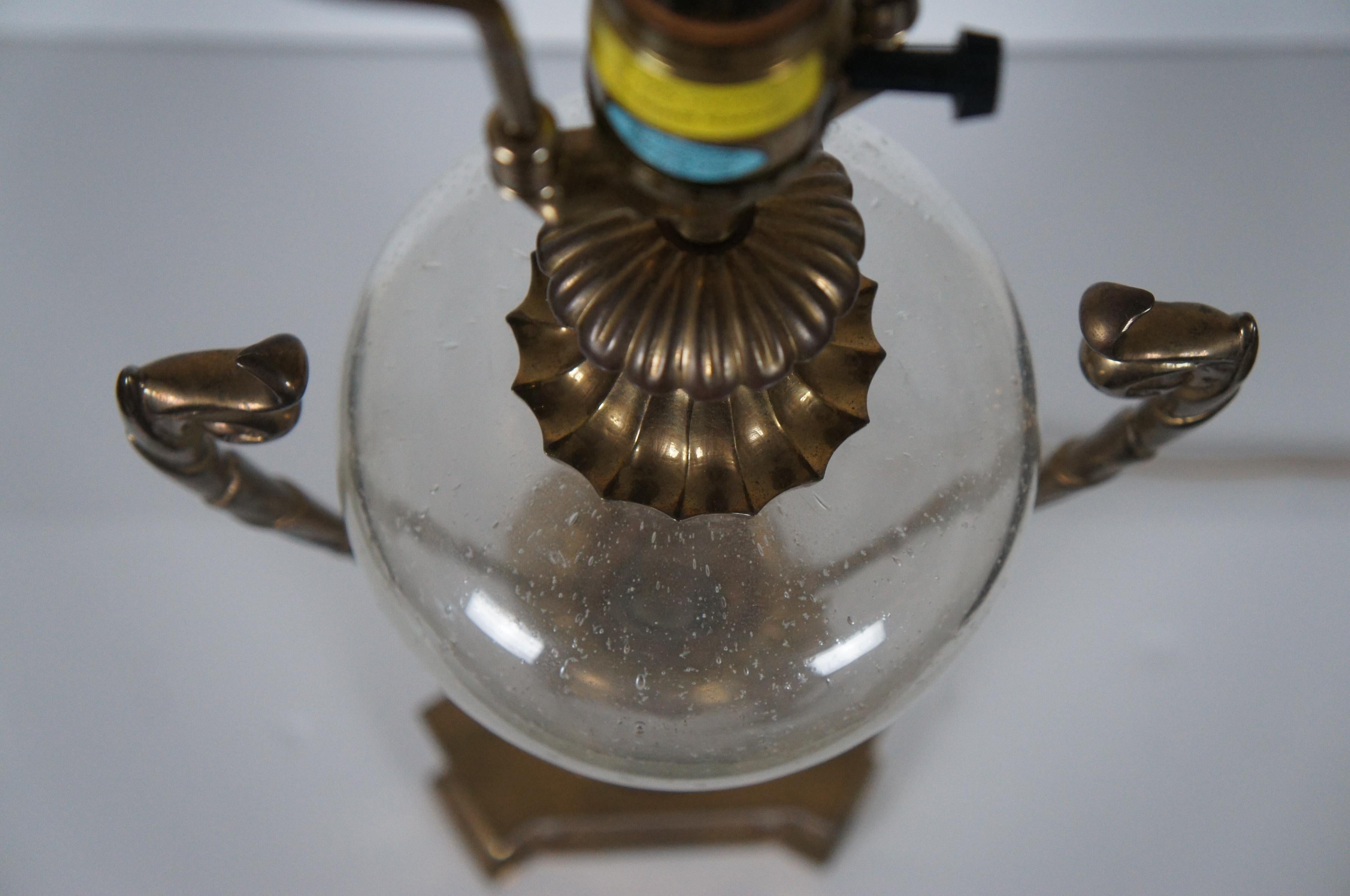 1990 Chapman Hollywood Regency Lámpara de sobremesa de latón y cristal Globo Trofeo Urna en venta 3