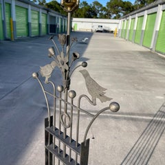 Lampada da terra Chapman del 1990 in ferro battuto scultoreo, in stile Art Nouveau, con motivi floreali e uccelli