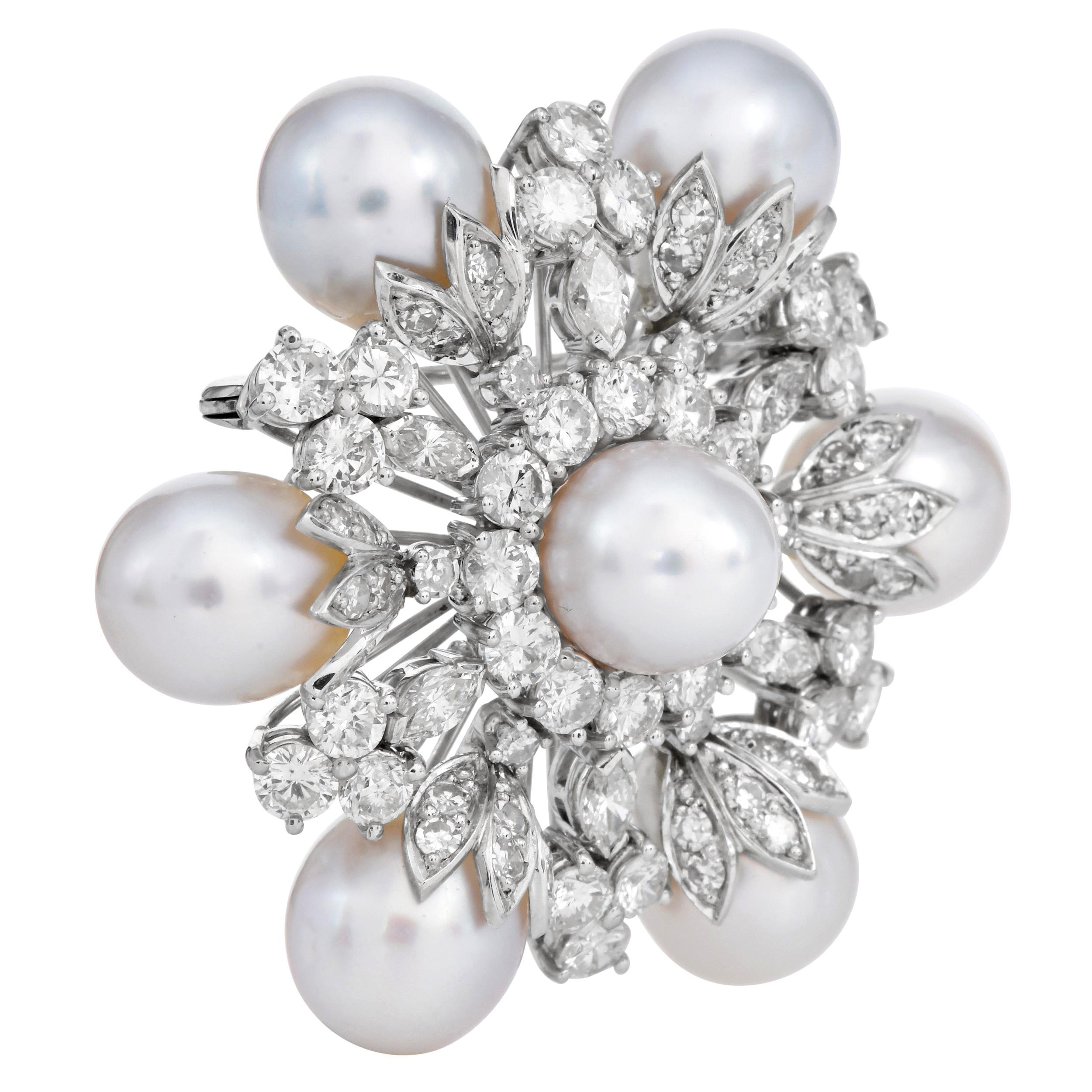 Taglio rotondo 1990 Spilla circolare in oro bianco 18 carati con diamante e perla, 7,05 carati, floreale in vendita