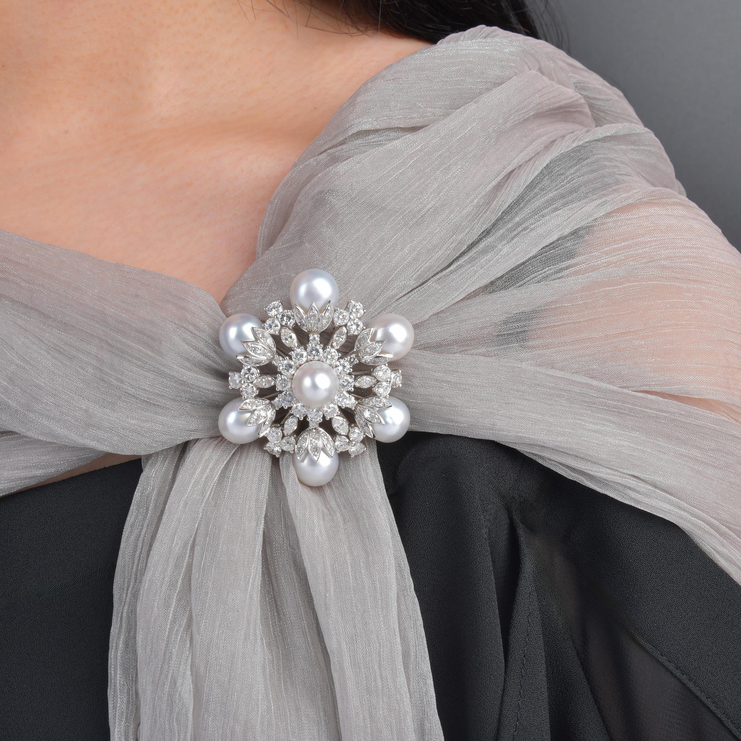 1990 Spilla circolare in oro bianco 18 carati con diamante e perla, 7,05 carati, floreale In condizioni ottime in vendita a Miami, FL