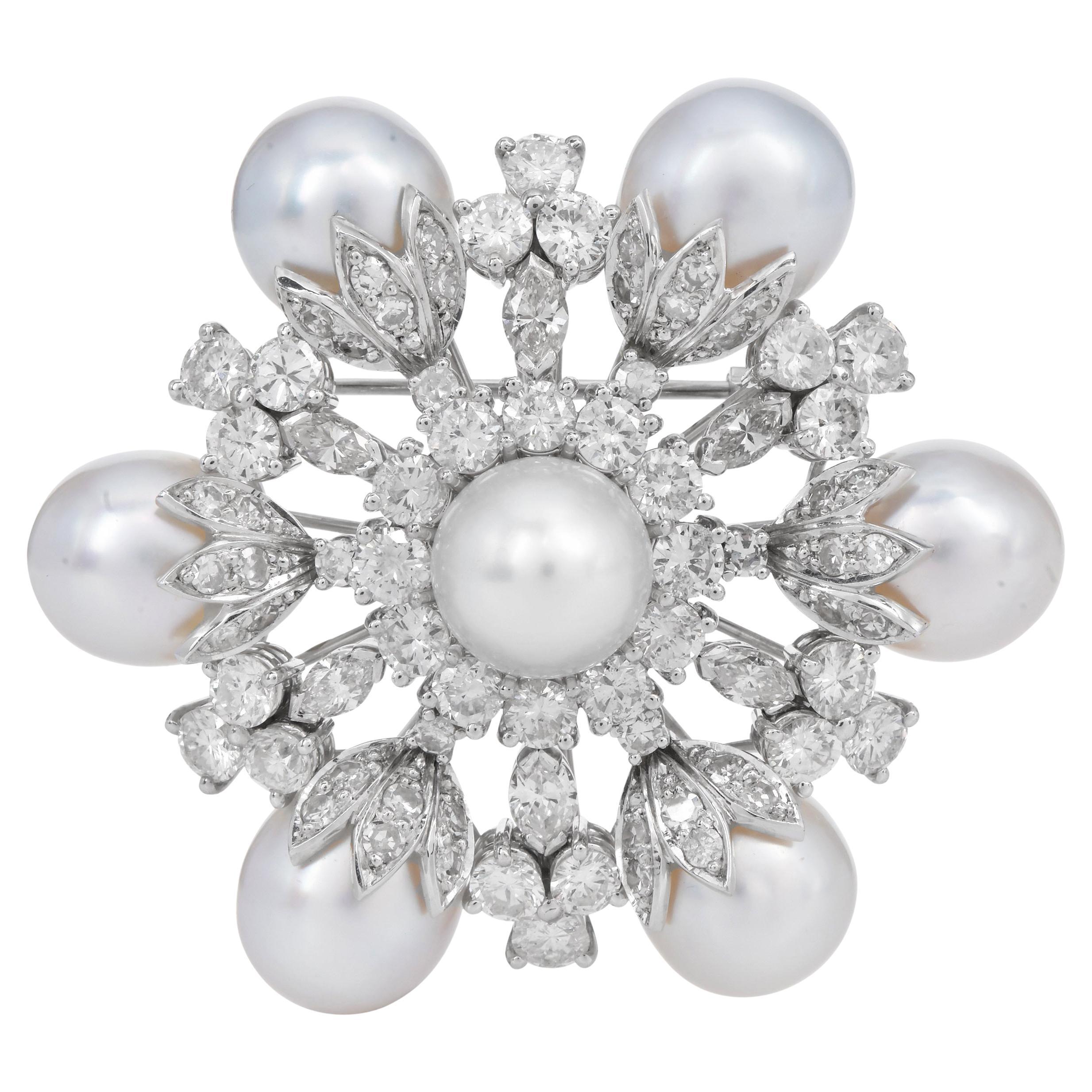 1990 Spilla circolare in oro bianco 18 carati con diamante e perla, 7,05 carati, floreale in vendita