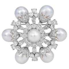 1990 Spilla circolare in oro bianco 18 carati con diamante e perla, 7,05 carati, floreale