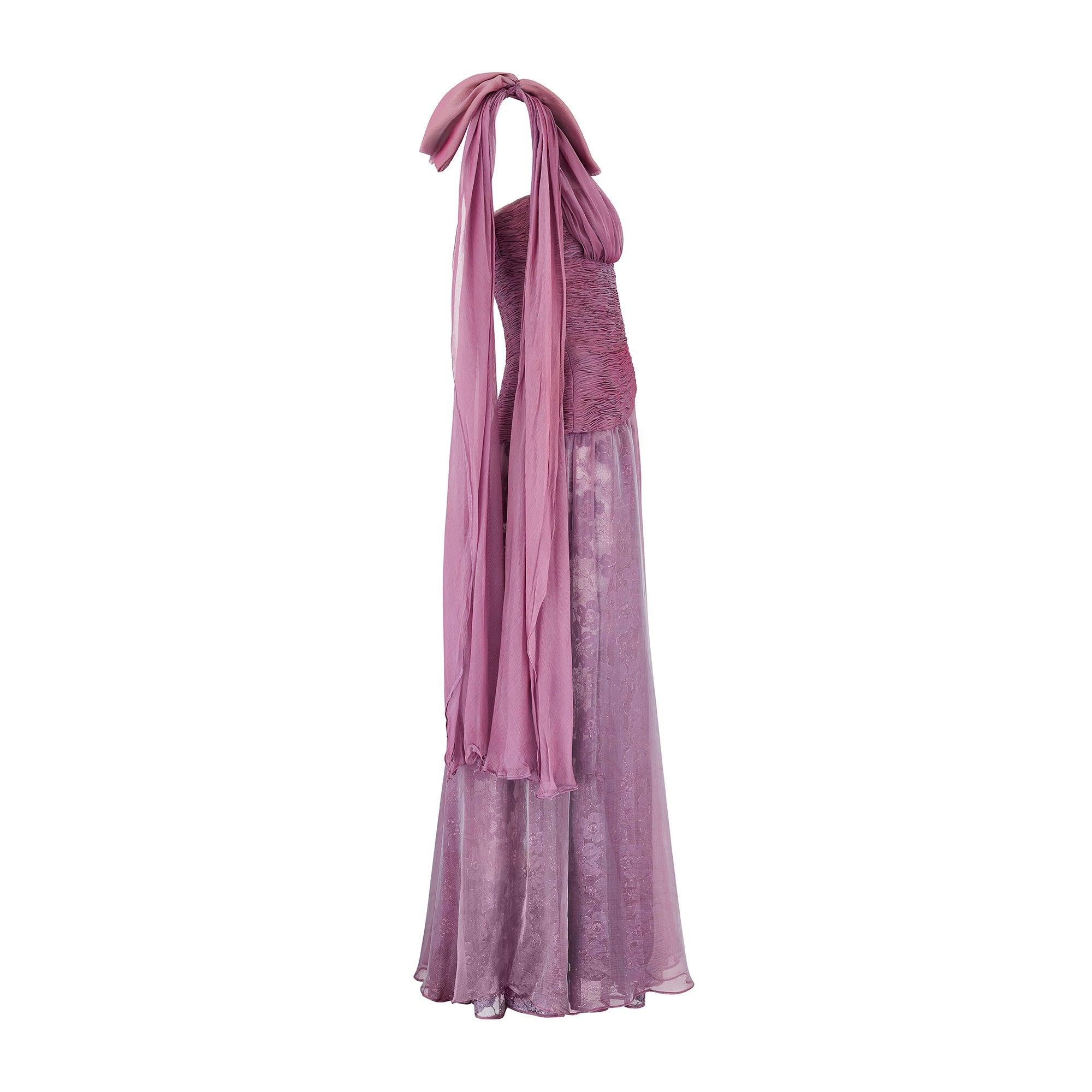 Cette superbe robe de Valentino Boutique a été conçue dans le cadre de la collection Automne 1990, lorsque M. Garavani était encore à la tête de sa maison de couture éponyme. Une robe de la même silhouette, mais en vert, a défilé et est